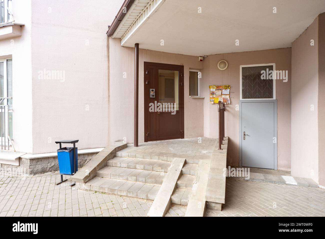 Vue extérieure de l'entrée d'un immeuble d'appartements Banque D'Images