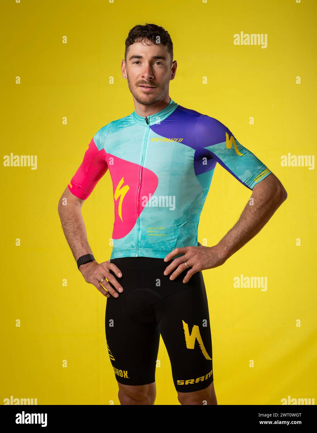 Victor Koretzky, Français, pose pour photographe dans le nouveau maillot Specialized Racing pour la saison VTT 2024 à Marseille, France, le 14 mars Banque D'Images