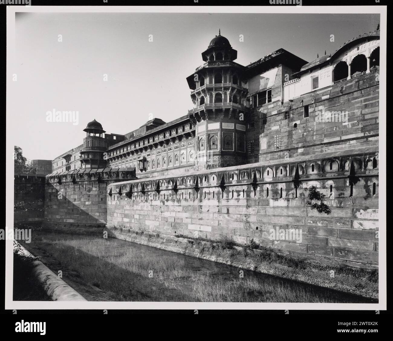 Inde Āgra Fort d'Agra image non publiée 10. Swaan, Wim. 1968 ou plus tôt matériaux de production photographique pour les villes de Mughul Inde : Delhi, Agra, Fatehpur Sikri des photographies d'architecture ont été sélectionnées et numérisées à partir de ces matériaux. Les portraits, les images ethnographiques et les images d'objets de musée ont été exclus. Les images numériques sont classées géographiquement, d'abord par pays, puis par ville, puis par site complexe ou monument, avec tous les noms dans l'ordre alphabétique. Les noms de lieux sont dérivés du Getty Thesaurus of Geographic Names (TGN)®, des rubriques de la Bibliothèque du Congrès et du Scholarly publi Banque D'Images