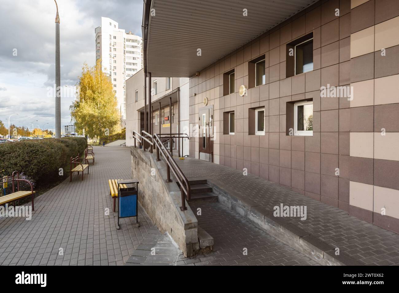 Vue extérieure de l'entrée d'un immeuble d'appartements Banque D'Images