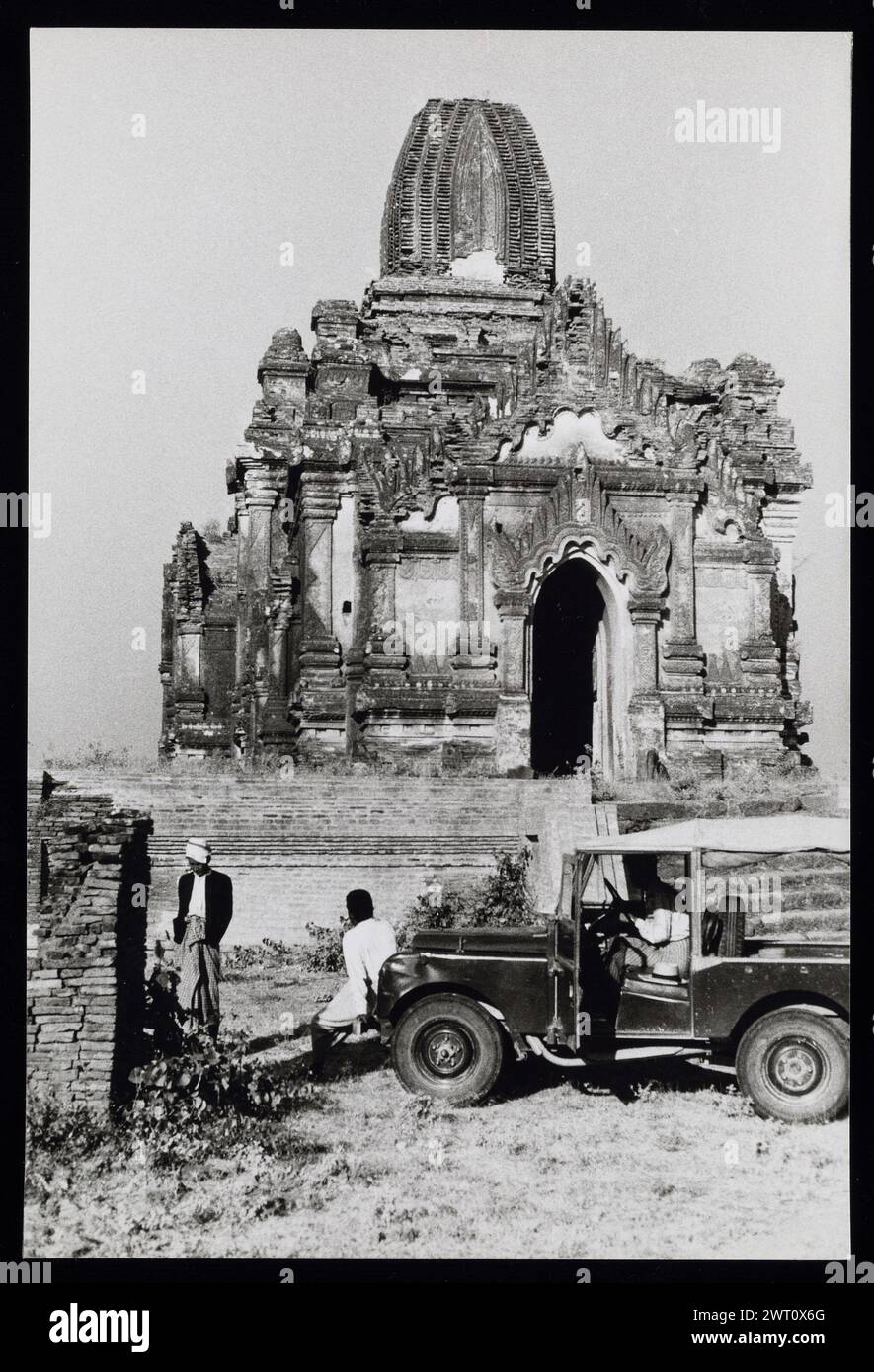 Myanmar (Birmanie) Pagan Dhamma-yazika Stupa image non publiée 1. Swaan, Wim. 1966 ou plus tôt matériaux de production photographique pour les villes perdues d'Asie : Ceylan, Pagan, Angkor des photographies d'architecture ont été sélectionnées et numérisées à partir de ces matériaux. Les portraits, les images ethnographiques et les images d'objets de musée ont été exclus. Les images numériques sont classées géographiquement, d'abord par pays, puis par ville, puis par site complexe ou monument, avec tous les noms dans l'ordre alphabétique. Les noms de lieux sont dérivés du Getty Thesaurus of Geographic Names (TGN)®, des rubriques de la Bibliothèque du Congrès et du scho Banque D'Images