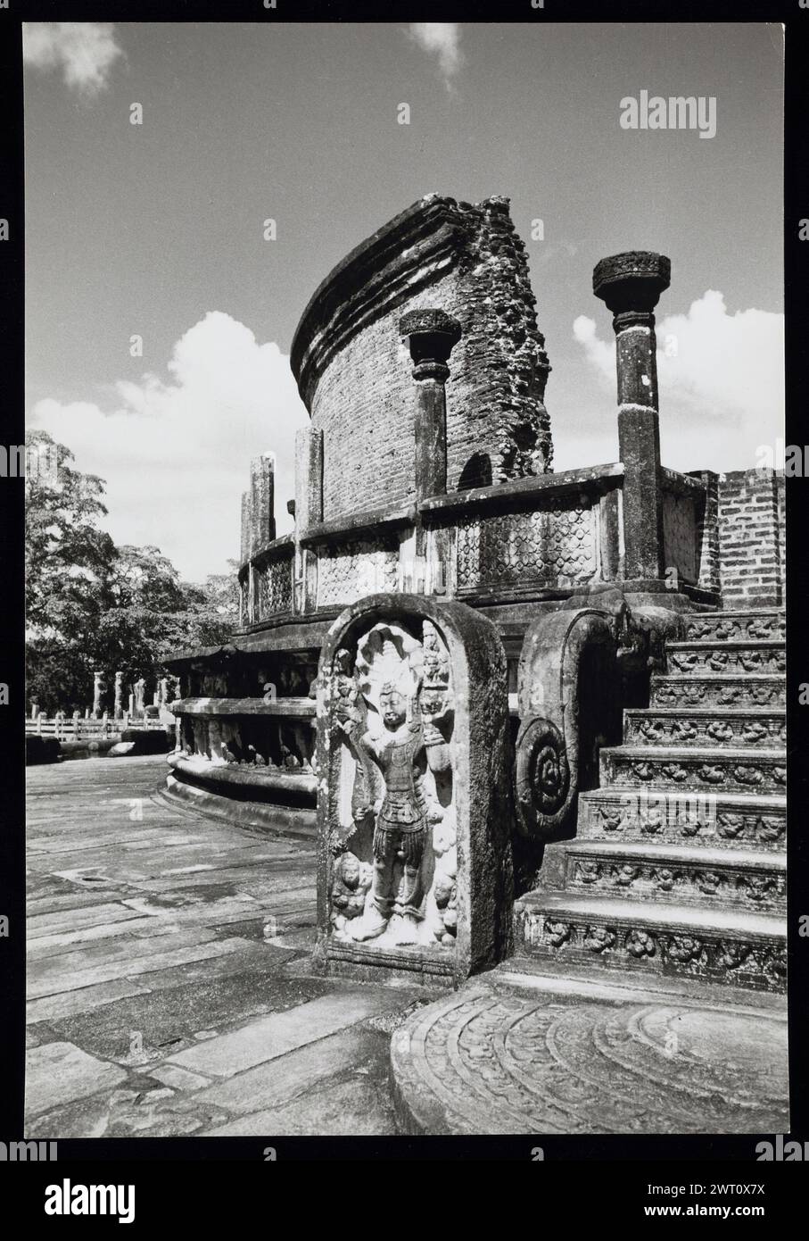 Sri Lanka (Ceylan) Polonnaruwa Vaṭadāgē image non publiée 1. Swaan, Wim. 1966 ou plus tôt matériaux de production photographique pour les villes perdues d'Asie : Ceylan, Pagan, Angkor des photographies d'architecture ont été sélectionnées et numérisées à partir de ces matériaux. Les portraits, les images ethnographiques et les images d'objets de musée ont été exclus. Les images numériques sont classées géographiquement, d'abord par pays, puis par ville, puis par site complexe ou monument, avec tous les noms dans l'ordre alphabétique. Les noms de lieux sont dérivés du Getty Thesaurus of Geographic Names (TGN)®, des rubriques de la Bibliothèque du Congrès et de schola Banque D'Images