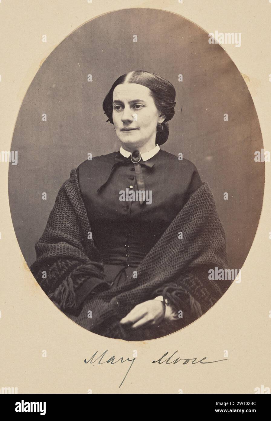 Mary Moore. Peut-être Charles de Rham, photographe (américain, 1822 - 1909) ou inconnu, photographe vers 1860–1865 Portrait d'une femme assise avec ses mains reposant sur ses genoux. Elle a un châle foncé enroulé autour de ses épaules. (Recto, monture) en bas au centre, en dessous de l'image, encre noire : 'Mary Moore' ; (verso, monture) en bas à gauche, crayon : 'A24.40-41'; Banque D'Images