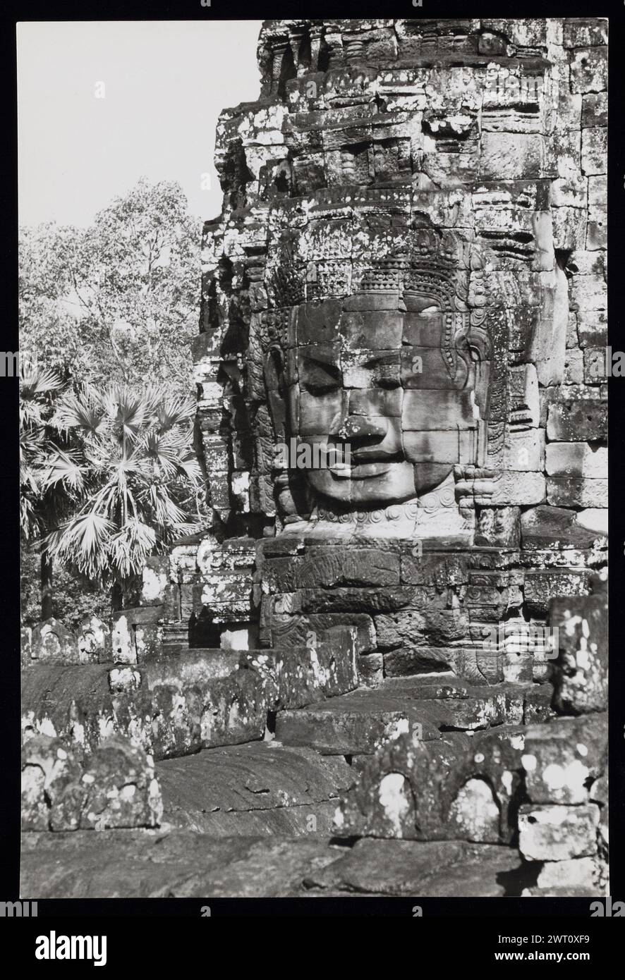 Cambodge Angkor Bayon image inédite 10. Swaan, Wim. 1966 ou plus tôt matériaux de production photographique pour les villes perdues d'Asie : Ceylan, Pagan, Angkor des photographies d'architecture ont été sélectionnées et numérisées à partir de ces matériaux. Les portraits, les images ethnographiques et les images d'objets de musée ont été exclus. Les images numériques sont classées géographiquement, d'abord par pays, puis par ville, puis par site complexe ou monument, avec tous les noms dans l'ordre alphabétique. Les noms de lieux sont dérivés du Getty Thesaurus of Geographic Names (TGN)®, des rubriques de la Bibliothèque du Congrès et des publications savantes. Banque D'Images