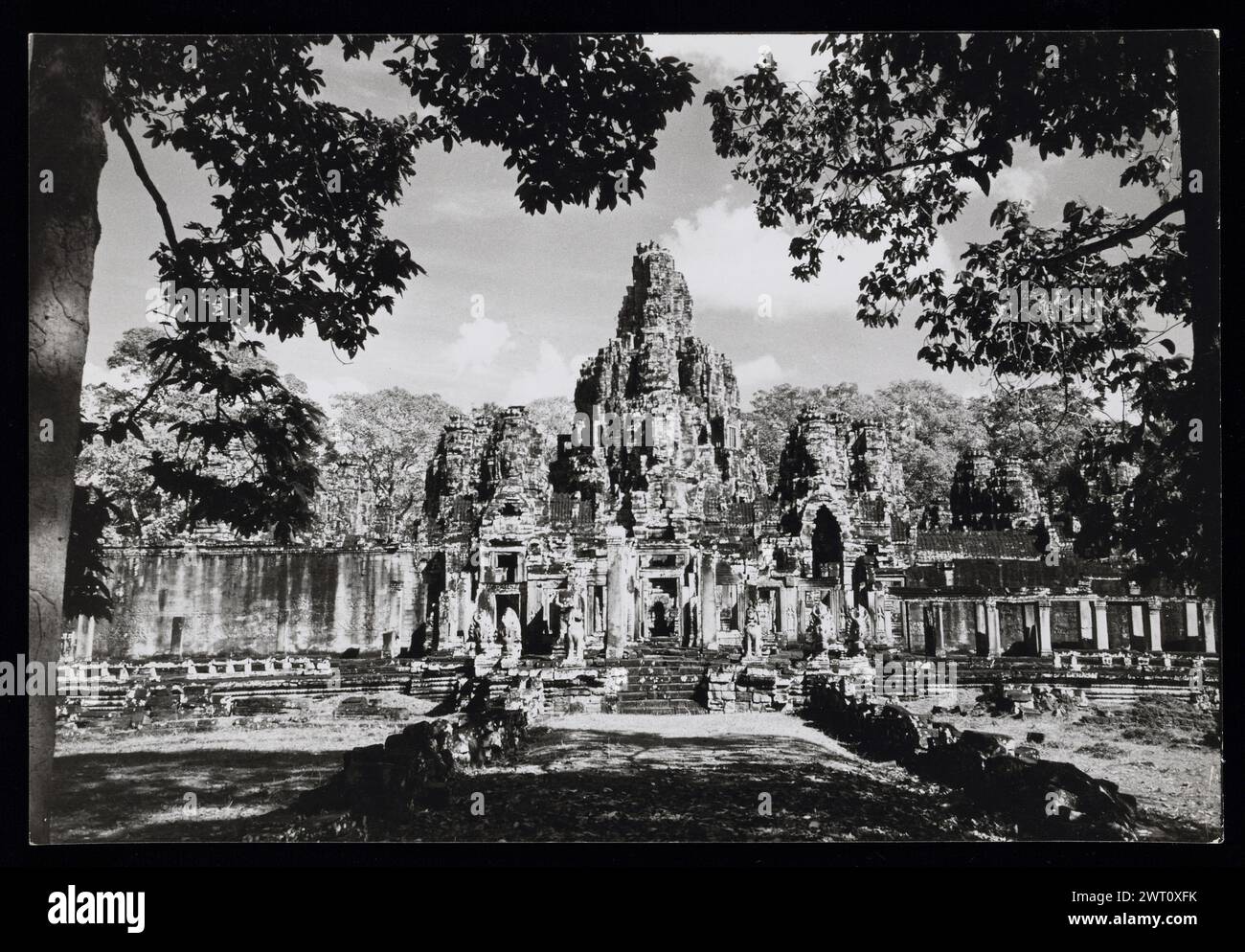 Cambodge Angkor Bayon image non publiée 12. Swaan, Wim. 1966 ou plus tôt matériaux de production photographique pour les villes perdues d'Asie : Ceylan, Pagan, Angkor des photographies d'architecture ont été sélectionnées et numérisées à partir de ces matériaux. Les portraits, les images ethnographiques et les images d'objets de musée ont été exclus. Les images numériques sont classées géographiquement, d'abord par pays, puis par ville, puis par site complexe ou monument, avec tous les noms dans l'ordre alphabétique. Les noms de lieux sont dérivés du Getty Thesaurus of Geographic Names (TGN)®, des rubriques de la Bibliothèque du Congrès et des publications savantes. Banque D'Images