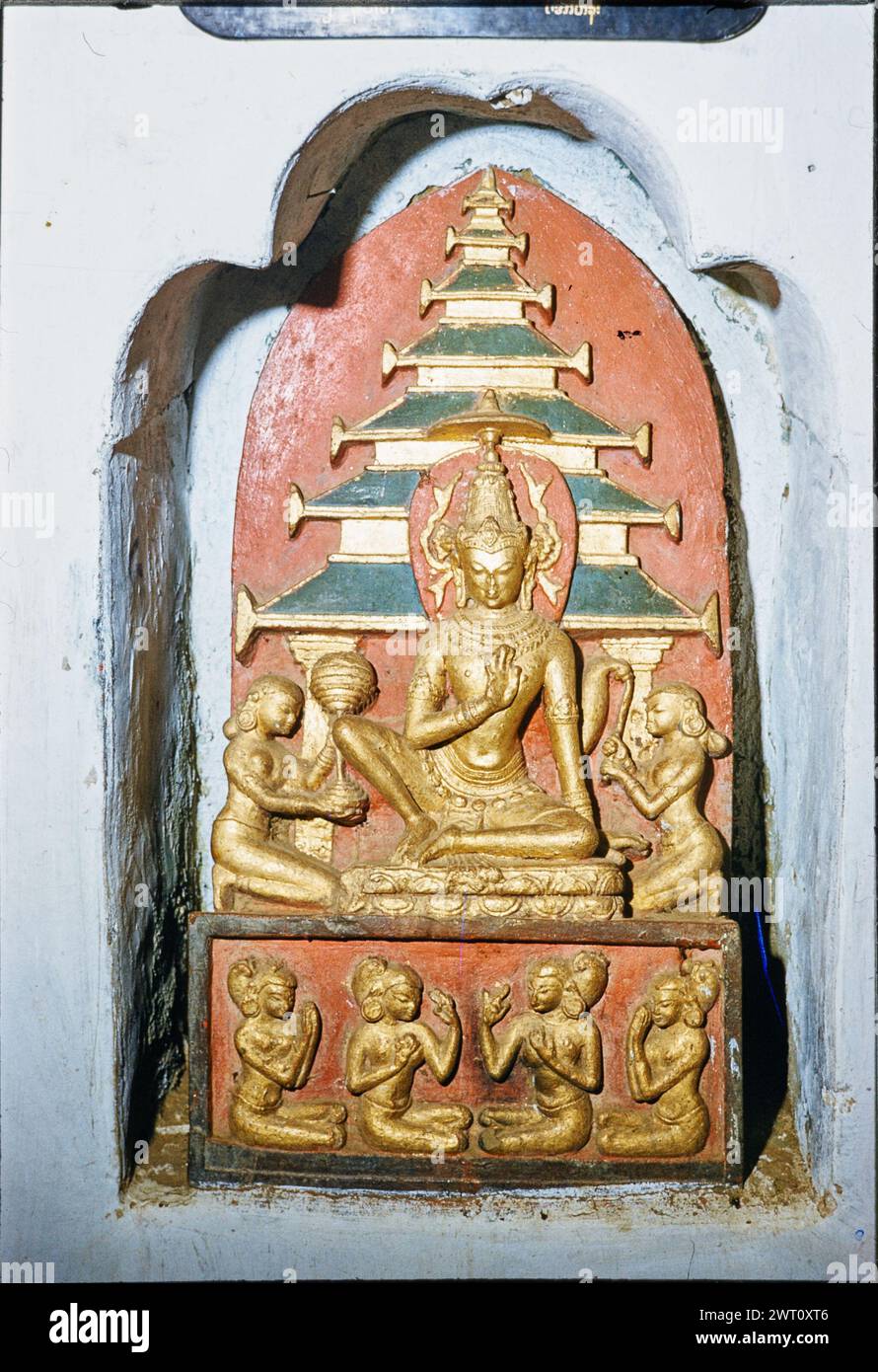 Myanmar (Birmanie) Pagan Ananda Temple reliefs en pierre plaque 40. Swaan, Wim. 1966 ou plus tôt matériaux de production photographique pour les villes perdues d'Asie : Ceylan, Pagan, Angkor des photographies d'architecture ont été sélectionnées et numérisées à partir de ces matériaux. Les portraits, les images ethnographiques et les images d'objets de musée ont été exclus. Les images numériques sont classées géographiquement, d'abord par pays, puis par ville, puis par site complexe ou monument, avec tous les noms dans l'ordre alphabétique. Les noms de lieux sont dérivés du Getty Thesaurus of Geographic Names (TGN)®, des rubriques de la Bibliothèque du Congrès et de Scholar Banque D'Images