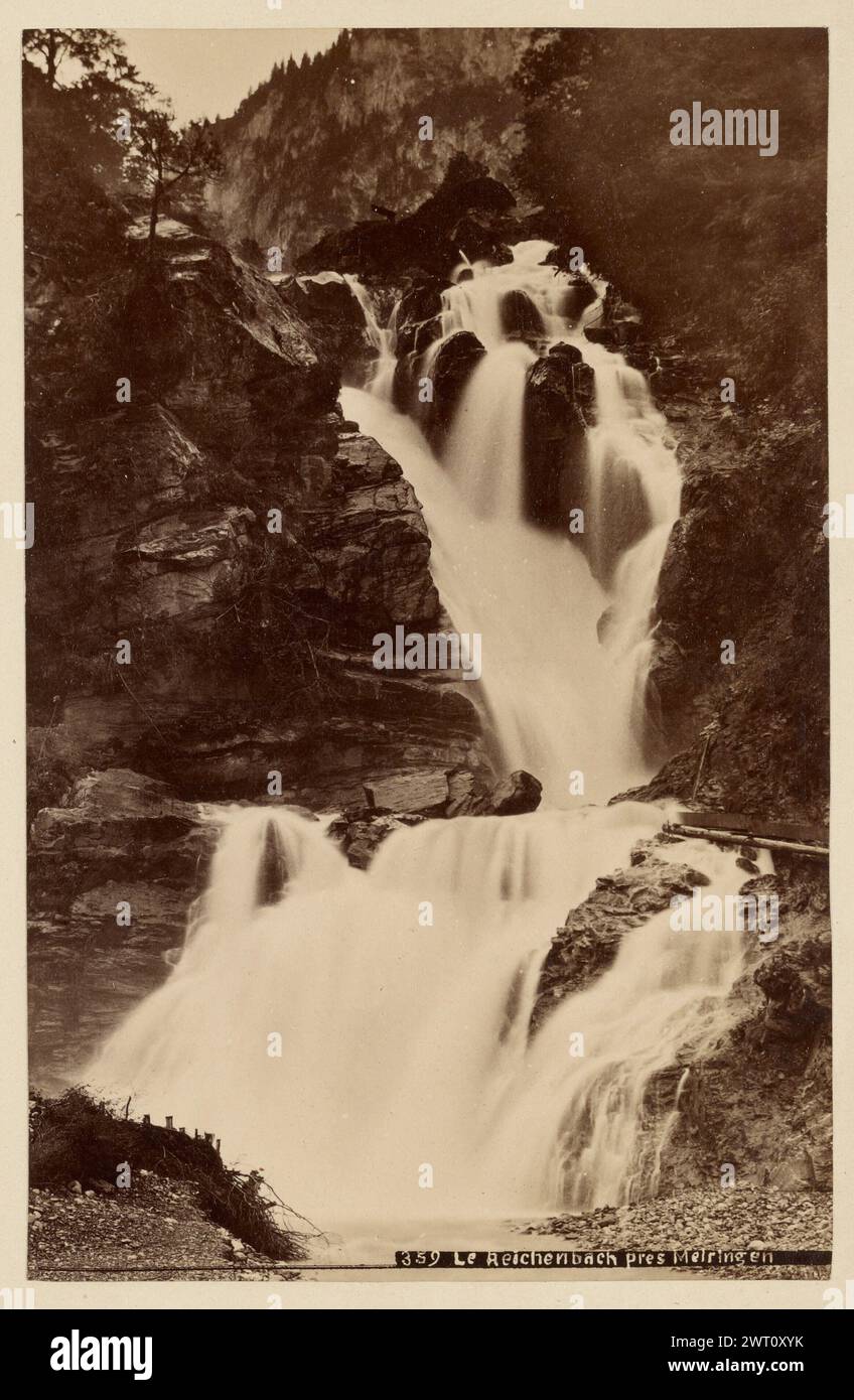 Le Reichenbach près Meiringen. Inconnu, photographe d'environ 1870–1890 Une cascade descendant en cascade un flanc rocheux de montagne avec une rupture au milieu. La pause dans les chutes forme une petite piscine avant de continuer la descente de la montagne. La partie supérieure de la cascade a des rochers dispersés partout. (Recto, estampe) en bas à droite, inscrit en négatif : '359 le Reichenbach pres Meiringen' ; (verso, Mount) au centre à gauche, au crayon : 'Aare/Switzerland' ; au centre à droite, crayon : 'Aare/Switzerland'; Banque D'Images