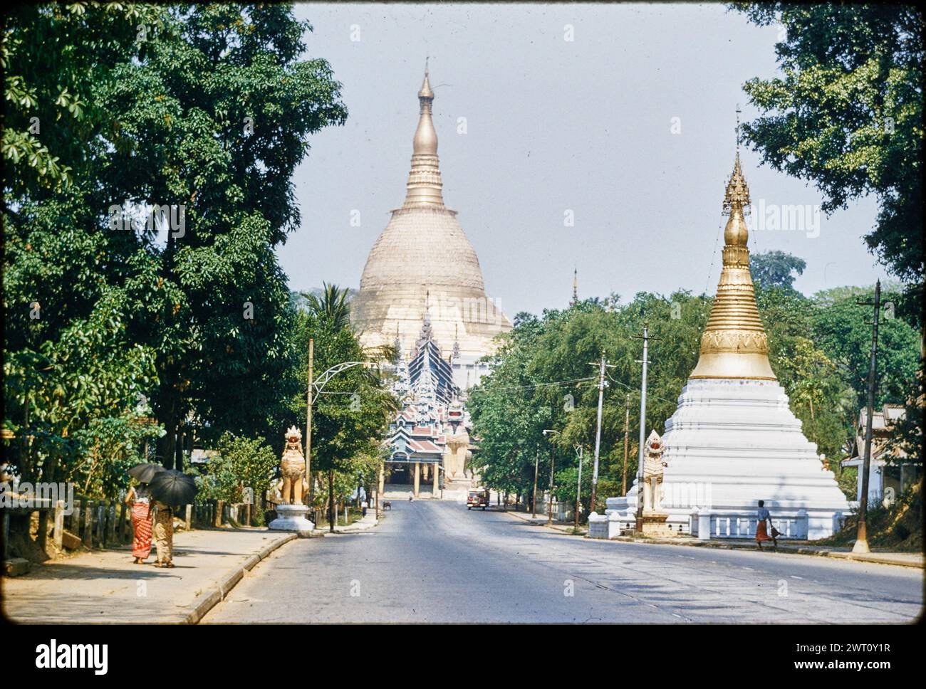 Myanmar (Birmanie) Yangon Shwedagon Pagode image non publiée 10. Swaan, Wim. 1966 ou plus tôt matériaux de production photographique pour les villes perdues d'Asie : Ceylan, Pagan, Angkor des photographies d'architecture ont été sélectionnées et numérisées à partir de ces matériaux. Les portraits, les images ethnographiques et les images d'objets de musée ont été exclus. Les images numériques sont classées géographiquement, d'abord par pays, puis par ville, puis par site complexe ou monument, avec tous les noms dans l'ordre alphabétique. Les noms de lieux sont dérivés du Getty Thesaurus of Geographic Names (TGN)®, des rubriques de la Bibliothèque du Congrès et de Schol Banque D'Images