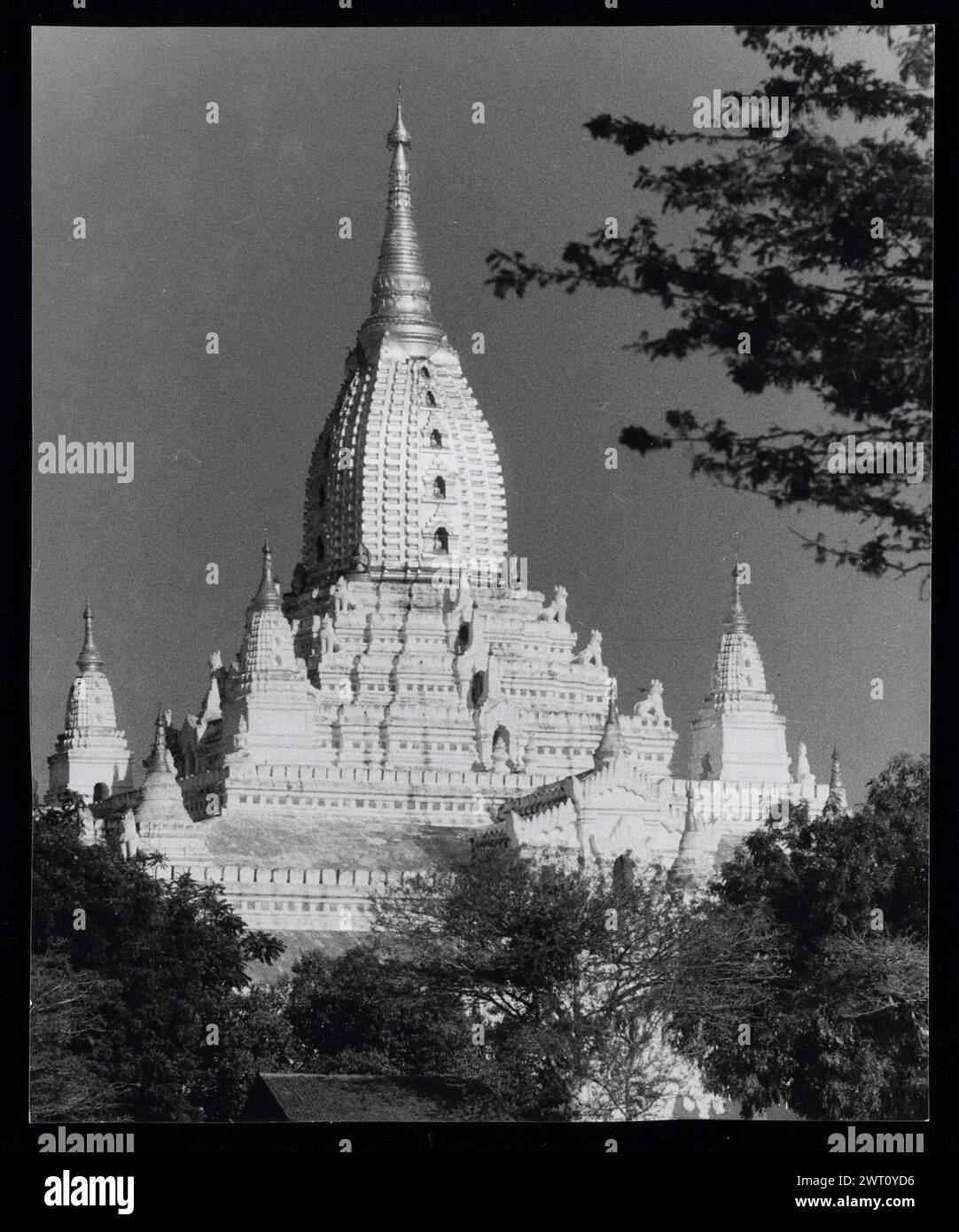 Myanmar (Birmanie) Temple Pagan Ananda image non publiée 1. Swaan, Wim. 1966 ou plus tôt matériaux de production photographique pour les villes perdues d'Asie : Ceylan, Pagan, Angkor des photographies d'architecture ont été sélectionnées et numérisées à partir de ces matériaux. Les portraits, les images ethnographiques et les images d'objets de musée ont été exclus. Les images numériques sont classées géographiquement, d'abord par pays, puis par ville, puis par site complexe ou monument, avec tous les noms dans l'ordre alphabétique. Les noms de lieux sont dérivés du Getty Thesaurus of Geographic Names (TGN)®, des rubriques de la Bibliothèque du Congrès et de Scholarly Banque D'Images