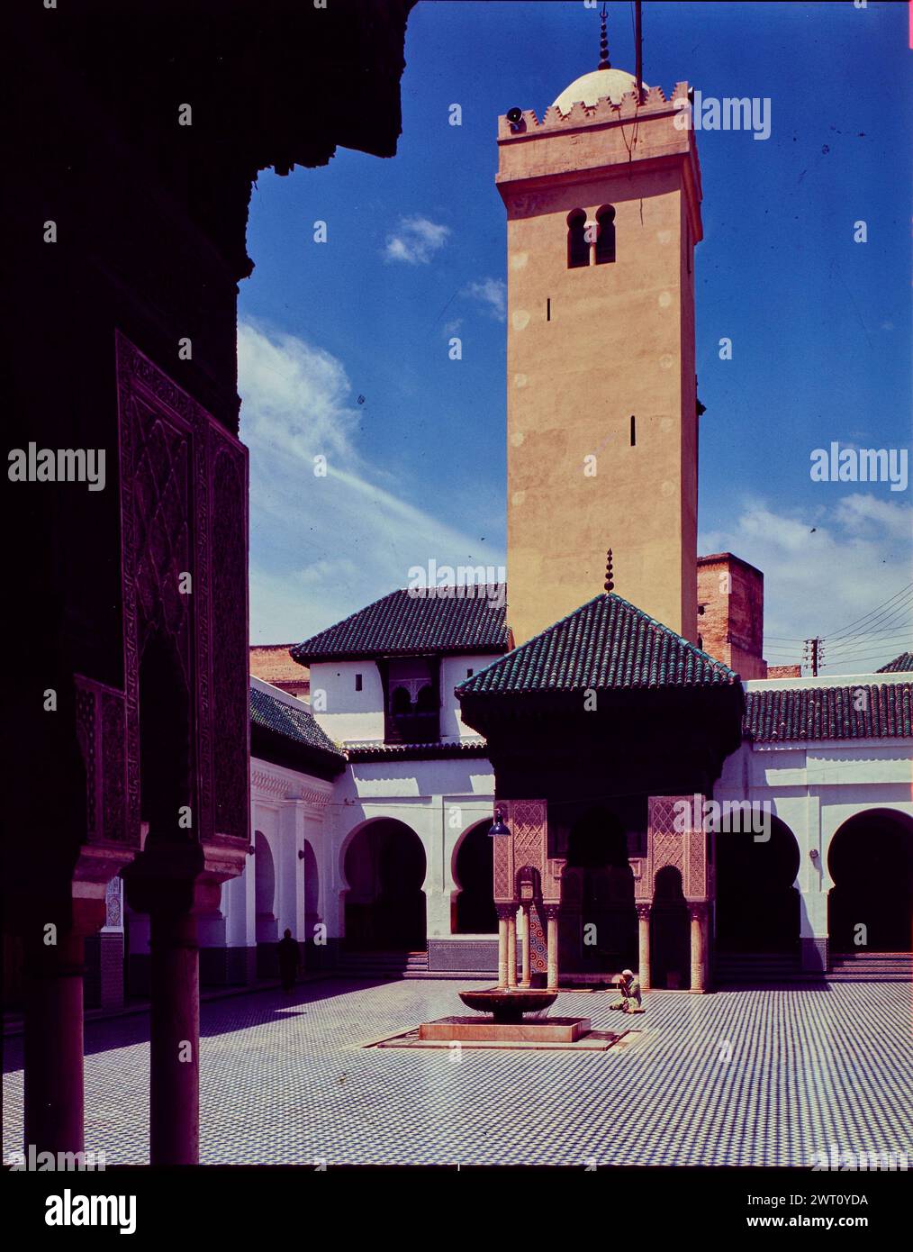 Maroc Fès Qarawiyin Mosquée plate 39. Swaan, Wim. 1967 ou avant matériaux de production photographique pour le Maroc : Marrakech, Fès, Rabat des photographies d'architecture ont été sélectionnées et numérisées à partir de ces matériaux. Les portraits, les images ethnographiques et les images d'objets de musée ont été exclus. Les images numériques sont classées géographiquement, d'abord par pays, puis par ville, puis par site complexe ou monument, avec tous les noms dans l'ordre alphabétique. Les noms de lieux sont dérivés du Getty Thesaurus of Geographic Names (TGN)®, des rubriques de la Bibliothèque du Congrès et des publications savantes. Images publiées Banque D'Images