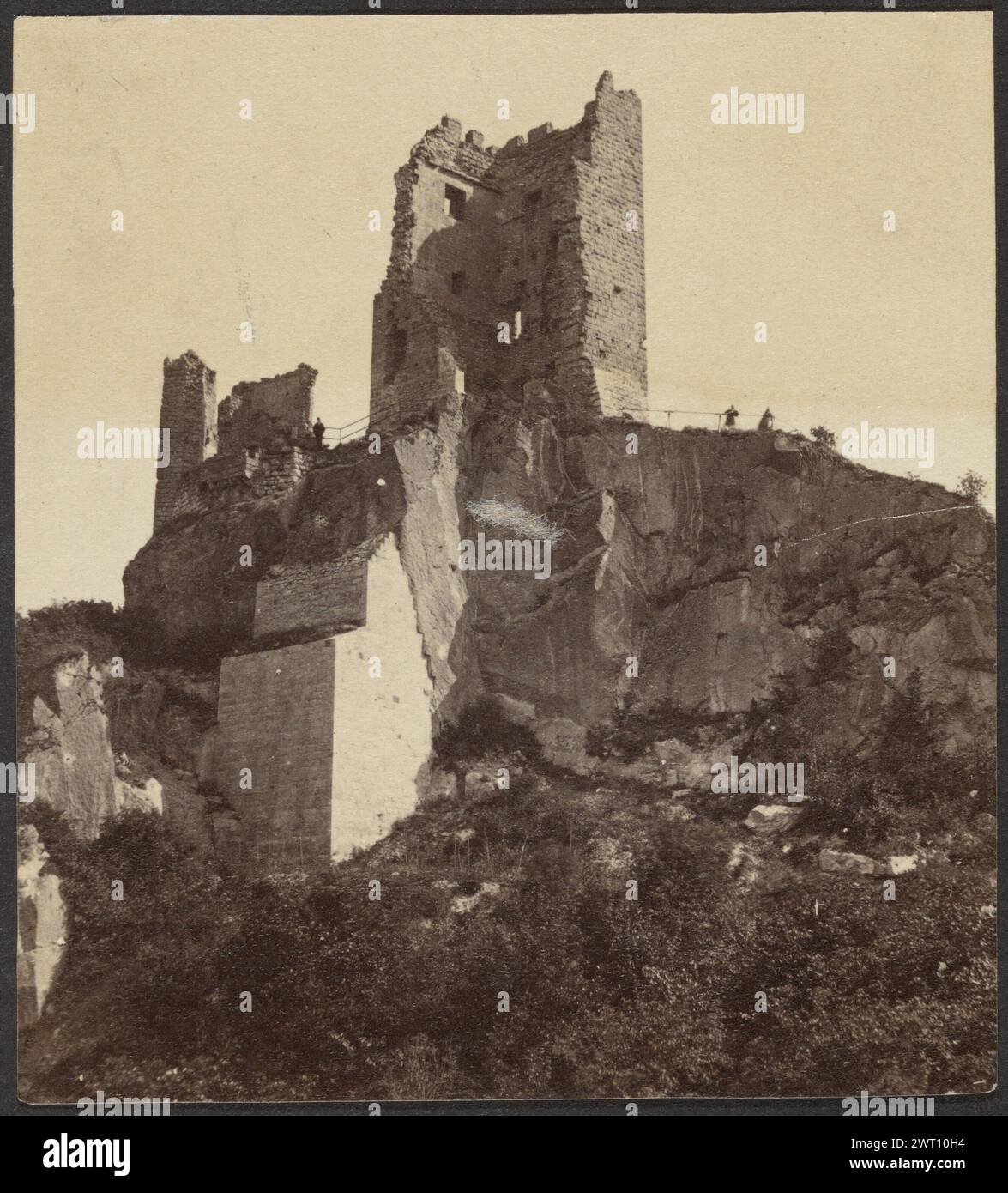 Ruines du château de Drachenfels. Inconnu, photographe fin XIXe siècle vue des ruines d'un château au sommet d'une colline. (Verso, print) centre, au crayon : '2 / ruines des château / de Drachenfels'; Banque D'Images