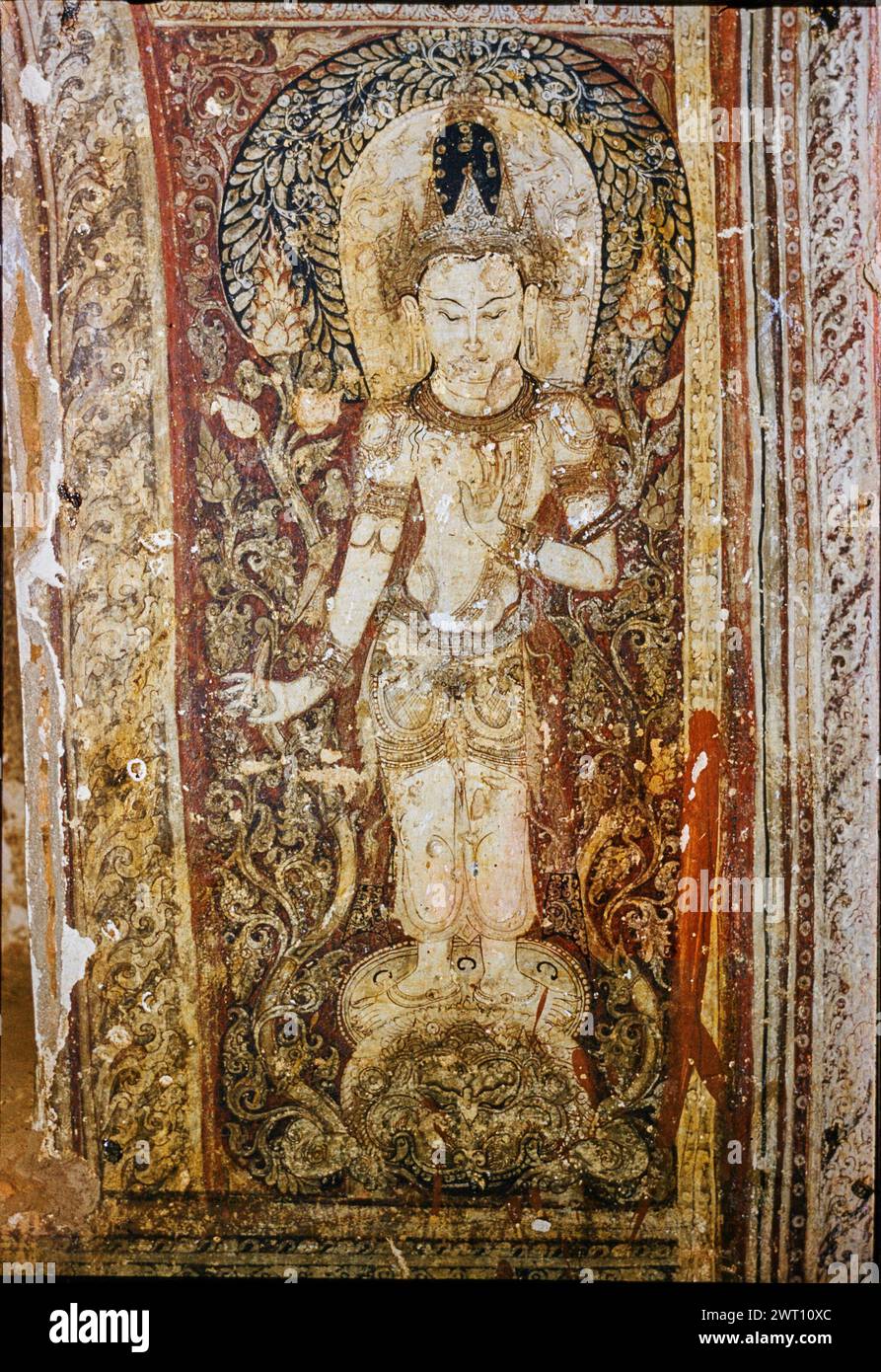 Myanmar (Birmanie) Pagan Nandamannya Temple fresques assiette 49. Swaan, Wim. 1966 ou plus tôt matériaux de production photographique pour les villes perdues d'Asie : Ceylan, Pagan, Angkor des photographies d'architecture ont été sélectionnées et numérisées à partir de ces matériaux. Les portraits, les images ethnographiques et les images d'objets de musée ont été exclus. Les images numériques sont classées géographiquement, d'abord par pays, puis par ville, puis par site complexe ou monument, avec tous les noms dans l'ordre alphabétique. Les noms de lieux sont dérivés du Getty Thesaurus of Geographic Names (TGN)®, des rubriques de la Bibliothèque du Congrès et de Scholar Banque D'Images