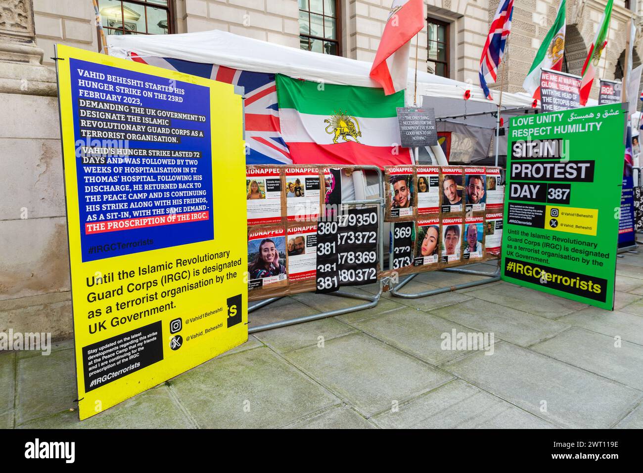 Camp de protestation anti-corps des Gardiens de la révolution islamique (IRGC) dans King Charles Street, Londres, Royaume-Uni, devant le Foreign, Commonwealth & Development Office Banque D'Images