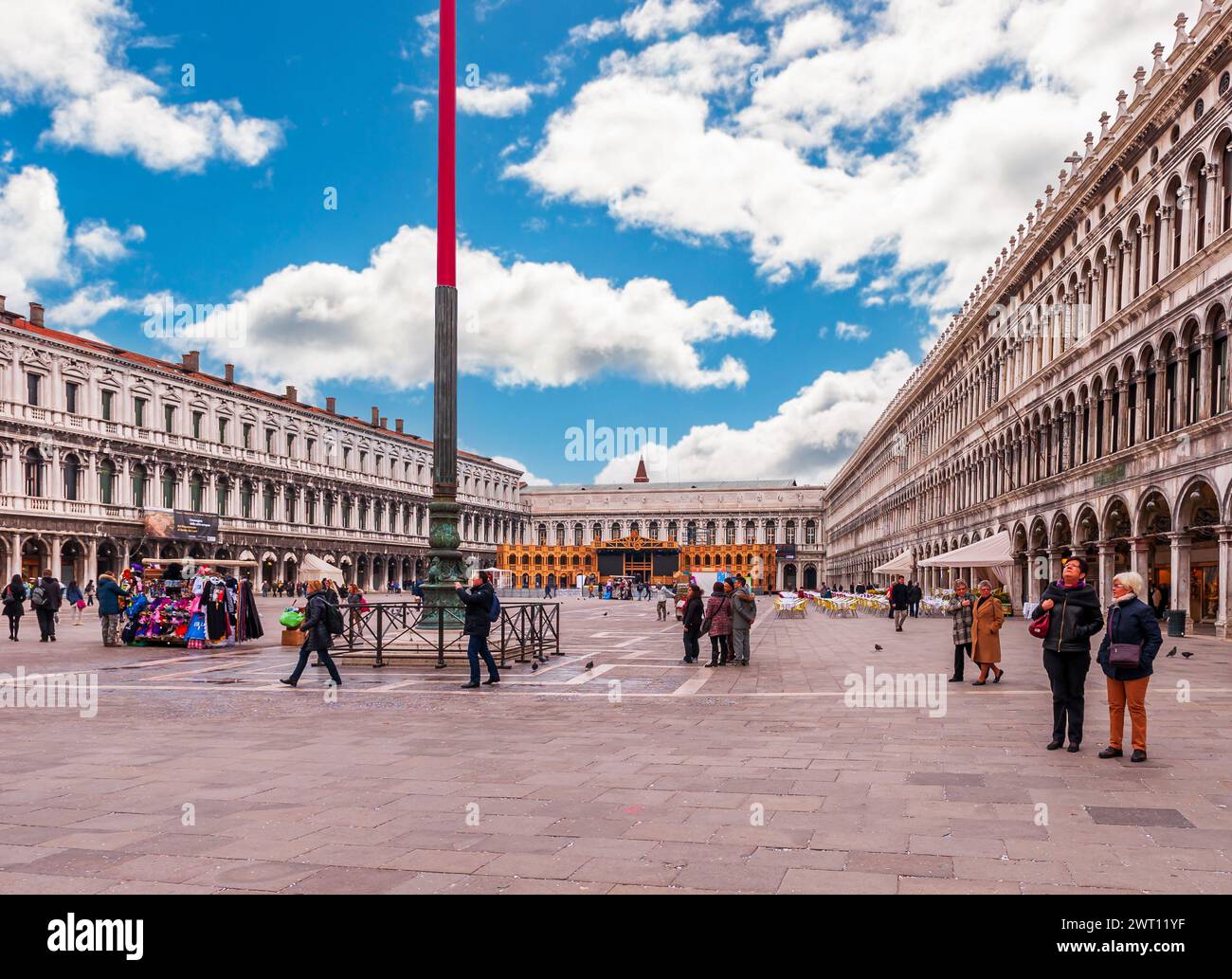 Prog Place Marc, touristes et pigeons à Venise en Vénétie, Italie Banque D'Images