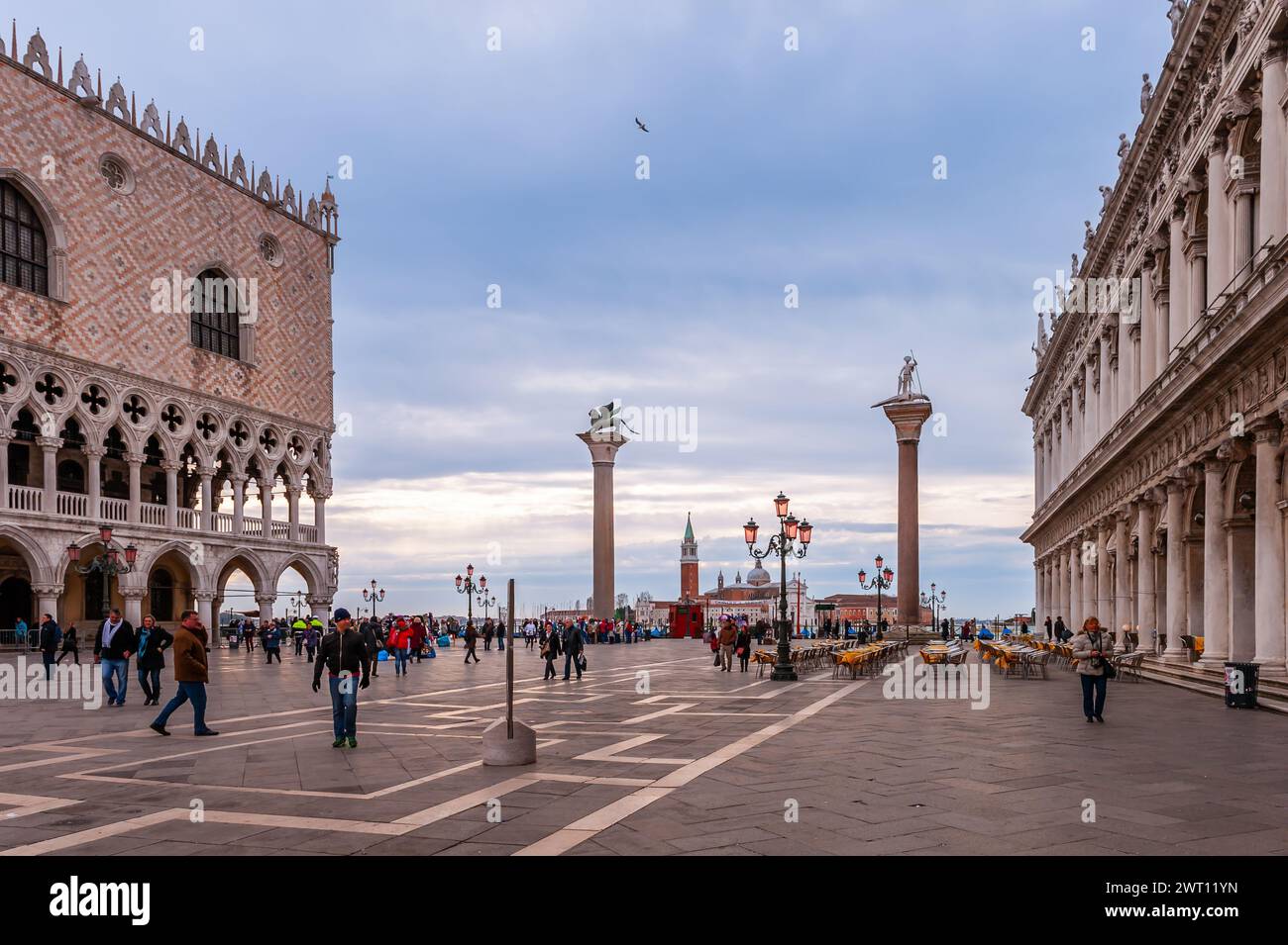 La place Saint Marc pendant la journée et ses touristes, à Venise en Vénétie, Italie Banque D'Images