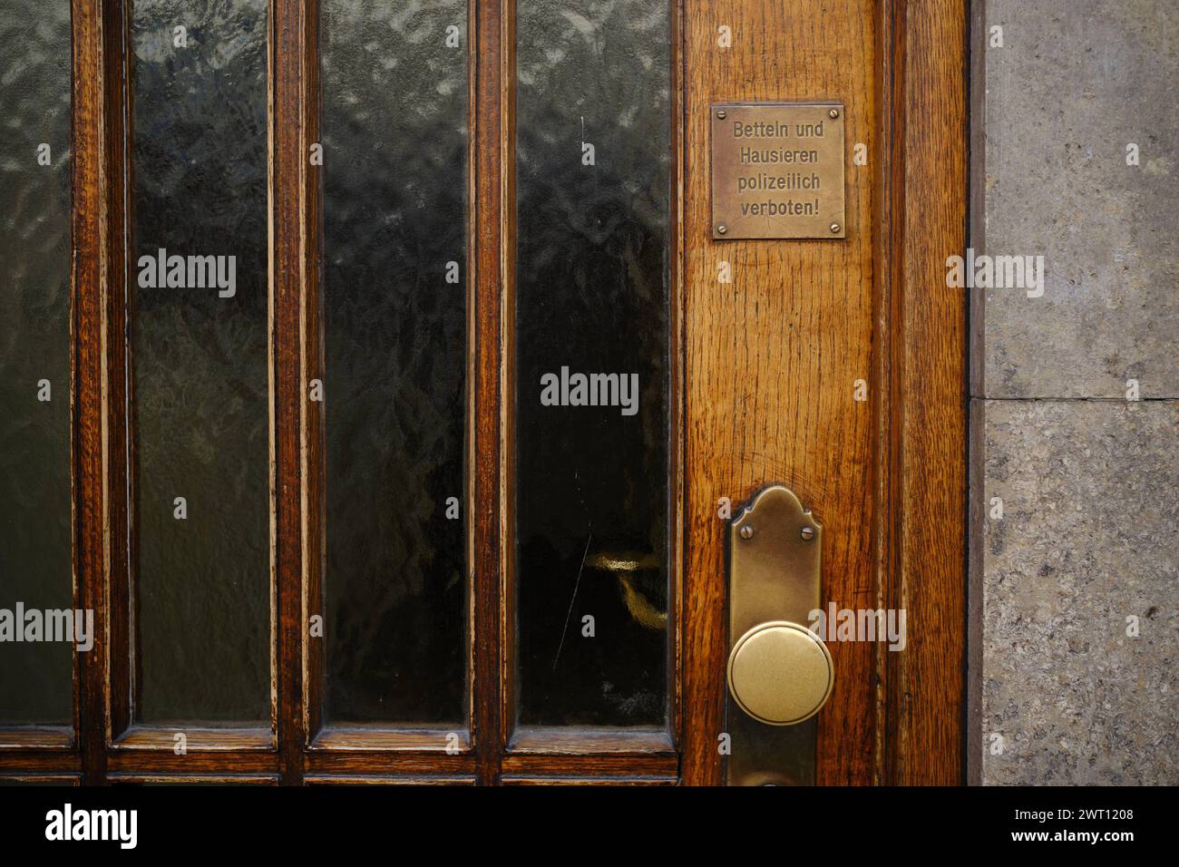 Betteln und Hausieren verboten Metallschild an brauner Holztür mit Aufschrift Betteln und Hausieren polizeilich verboten. Tür und Beschriftung scheine Banque D'Images