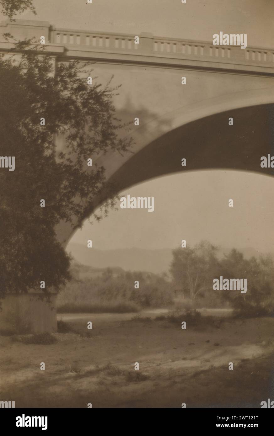 Arroyo. Taizo Kato, photographe (japonais / américain, 1887 - 1924) vers 1918 le pont supérieur du boulevard York sur la rivière Arroyo Seco, vu d'en bas. Le pont en béton a été construit en 1912. Banque D'Images