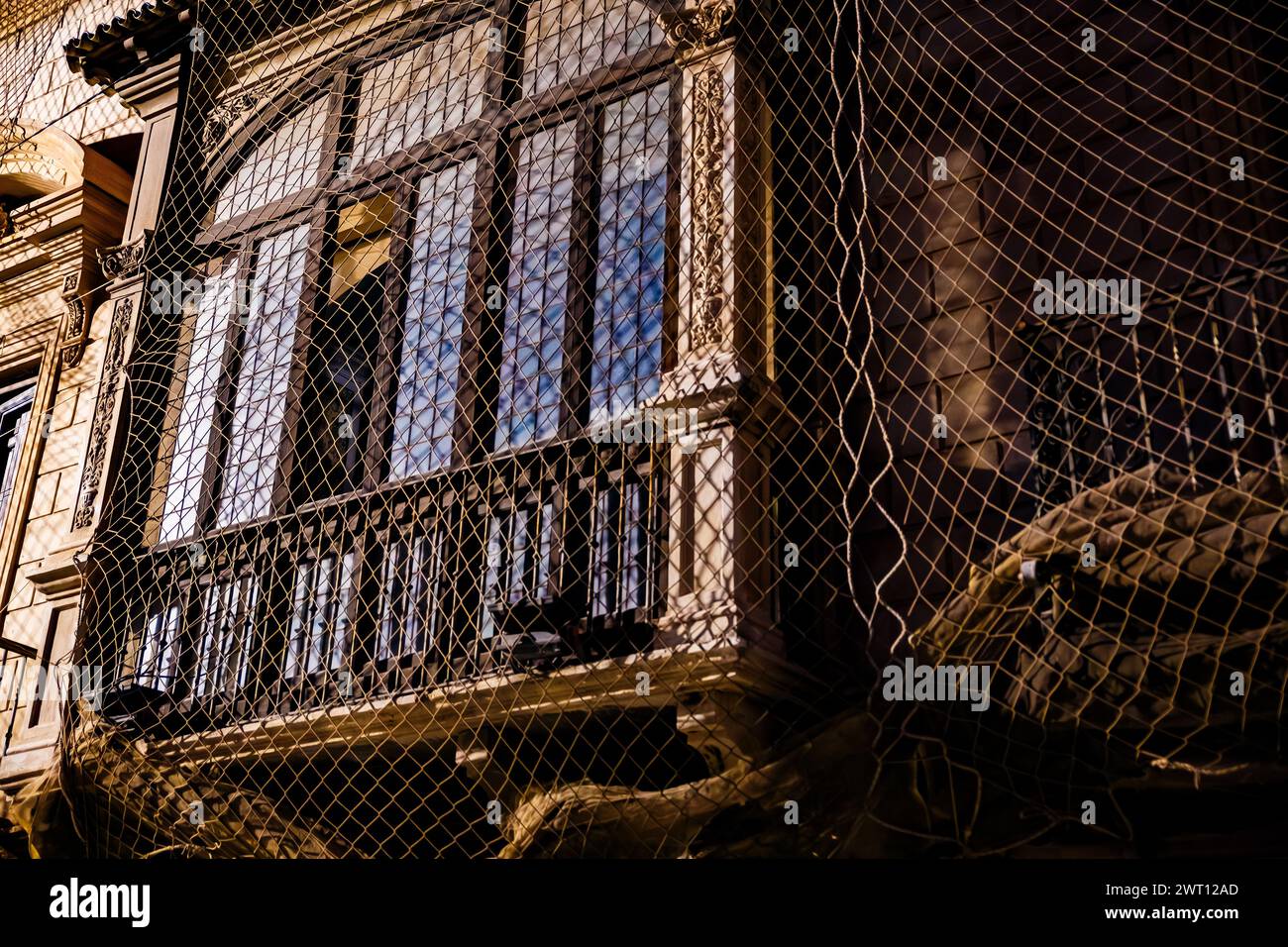 Balcon avec filet de protection lors de la restauration d'un bâtiment Banque D'Images