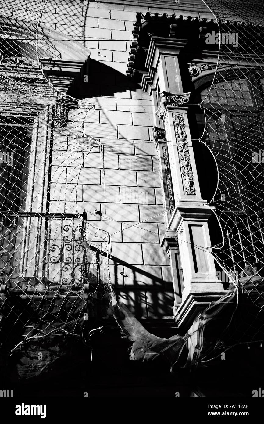 Filet de protection lors de la restauration d'un bâtiment dans la vieille ville Banque D'Images