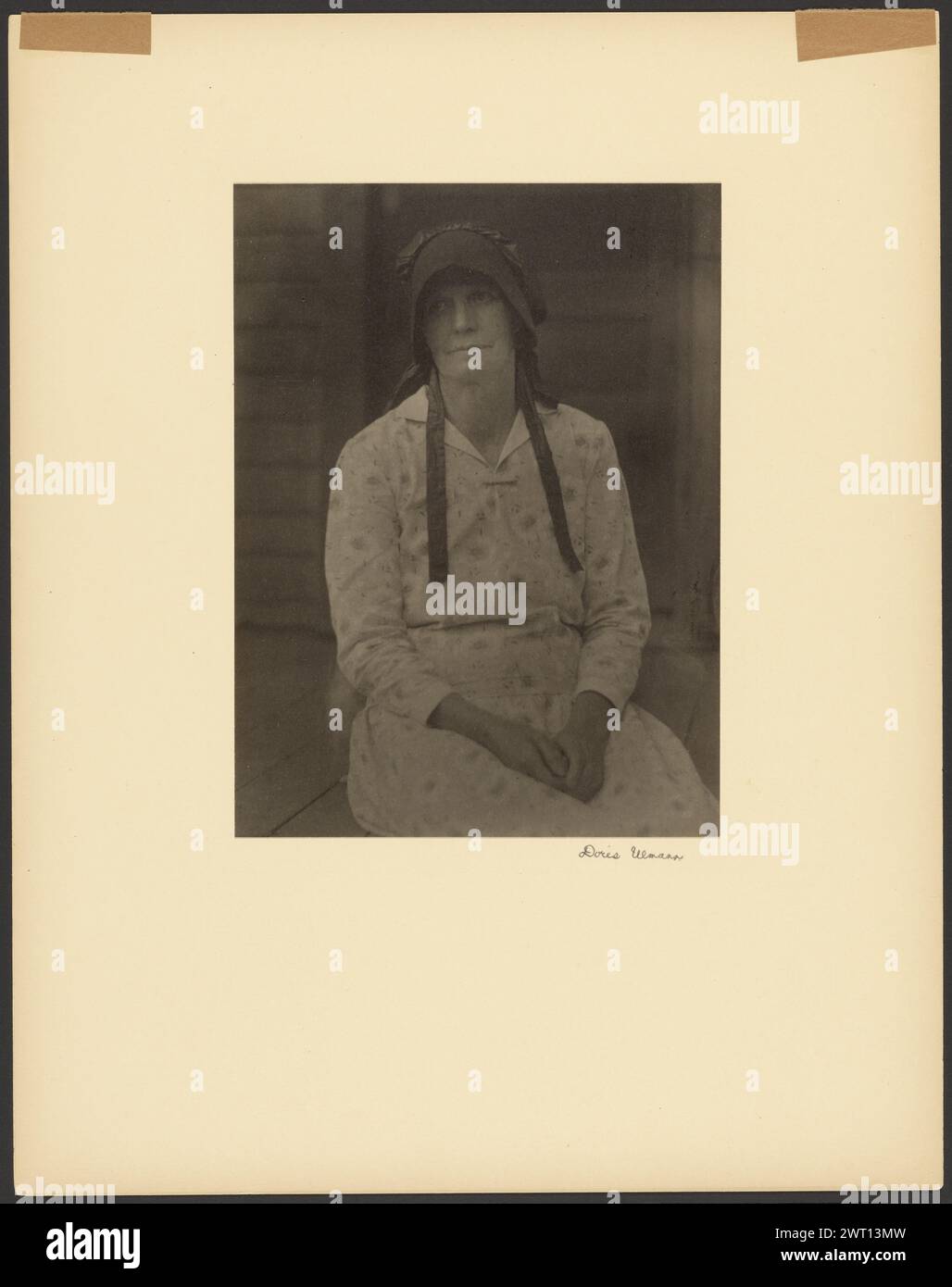 Rosie Day, épouse du violoniste James William Day, Ashland, Kentucky. Doris Ulmann, photographe (américaine, 1882 - 1934) vers 1928–1934 Doris Ulmann a peut-être photographié Rosie Day en 1928 lors du premier de ses sept voyages dans le Sud avec John Jacob (« Jack ») Niles (1892-1980). Lors de ce voyage, ils passent beaucoup de temps dans le Kentucky, où il rencontre des musiciens et des folkloristes, dont Jean Thomas (1882-1982) (95.XM.26) et le violoniste James William ('Blind Bill') Day (1861-1942). Thomas faisait la promotion de Day en tant que Jilson Setters, le violoniste singin de Lost Hope Hollow. Elle s'est arrangée pour qu'il le fasse Banque D'Images