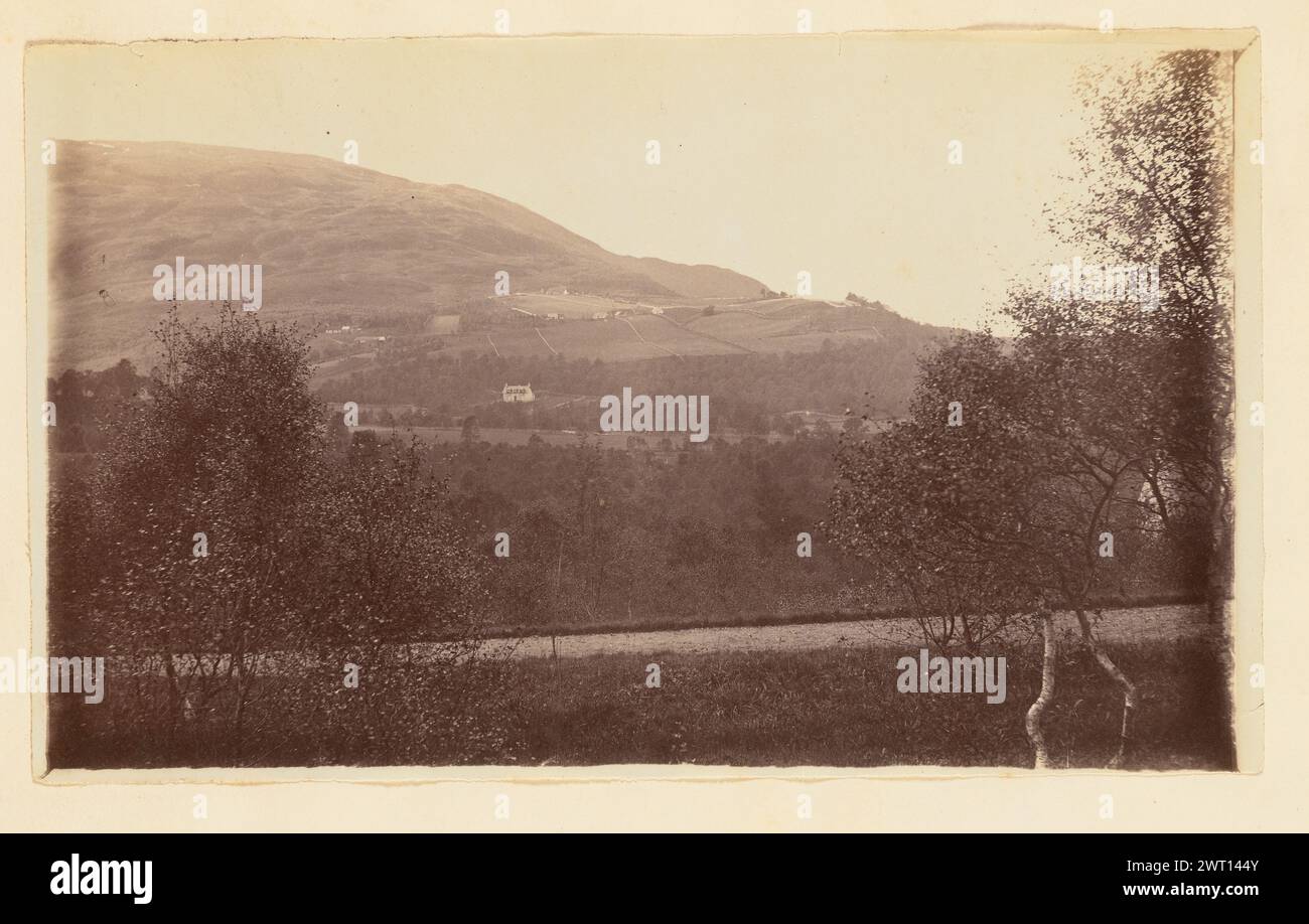 Paysage. Inconnu, photographe vers 1860–1880 Un paysage avec une rivière qui traverse le premier plan et des montagnes au loin. Quelques arbres poussent sur la rive de la rivière. (Verso, monture) en bas à gauche, crayon : 'f'; Banque D'Images