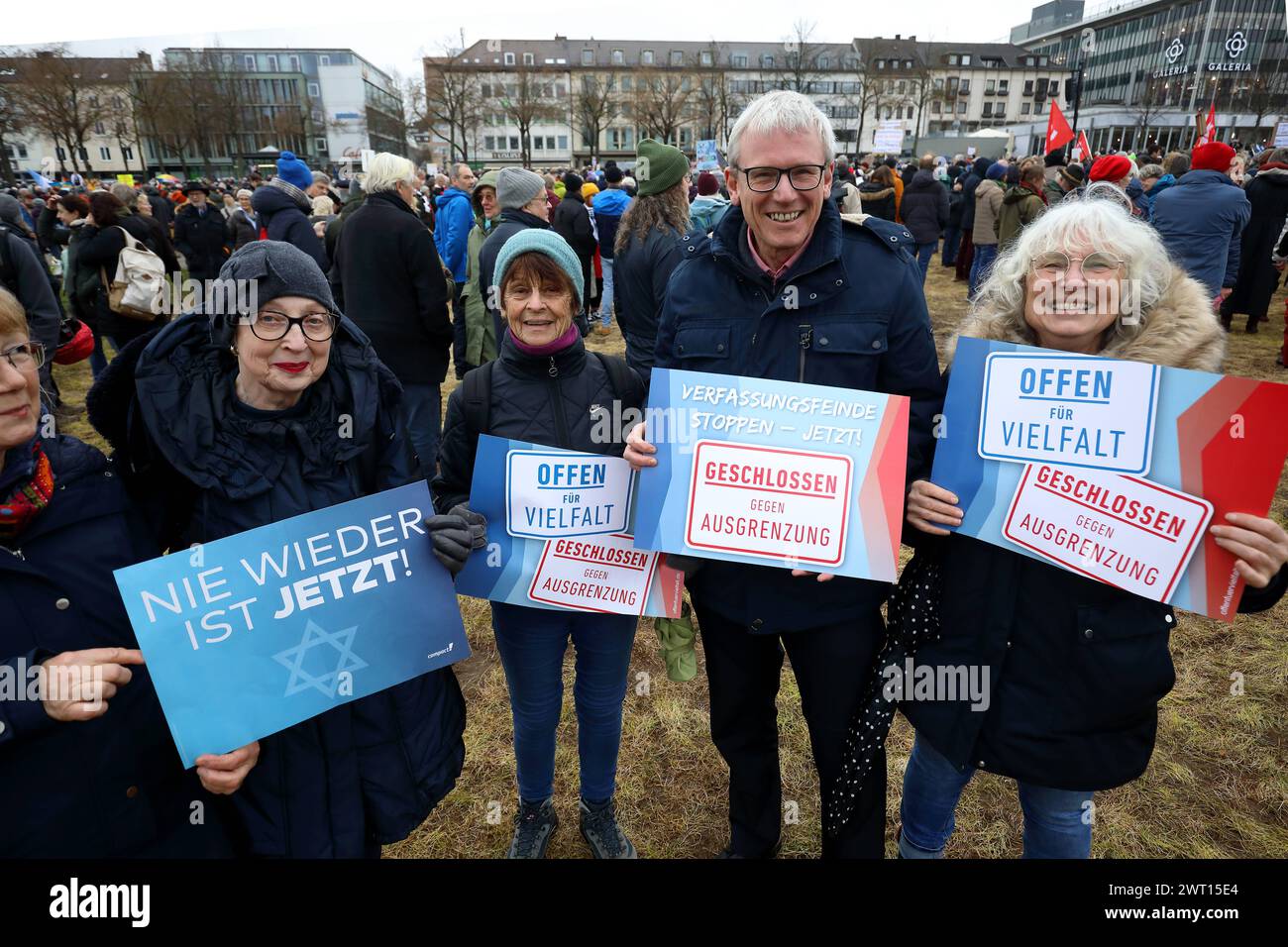 Main dans la main Kundgebung für eine offene, demokratische und vielfältige Gesellschaft in Kassel - Gegen rechten Terror in Deutschland - Deutschland, GER, DEU, Allemagne, Kassel, 03.02.2024 - Tausende Menschen demonstrieren auf dem Friedrichsplatz in der Innenstadt von Kassel gegen rechte Tendenzen in Deutschland. Hauptauslöser der zahlreichen Demonstrationen in ganz Deutschland gegen die AFD sind die Recherchen von CORRECTIV Recherchen für die Gesellschaft gemeinnützige GmbH. Demoschild : nie WIEDER IST JETZT - Abbildung : Davidstern - Demoschild : OFFEN für VIELFALT - GESCHLOSSEN GEGEN AUSGRENZUNG - Banque D'Images