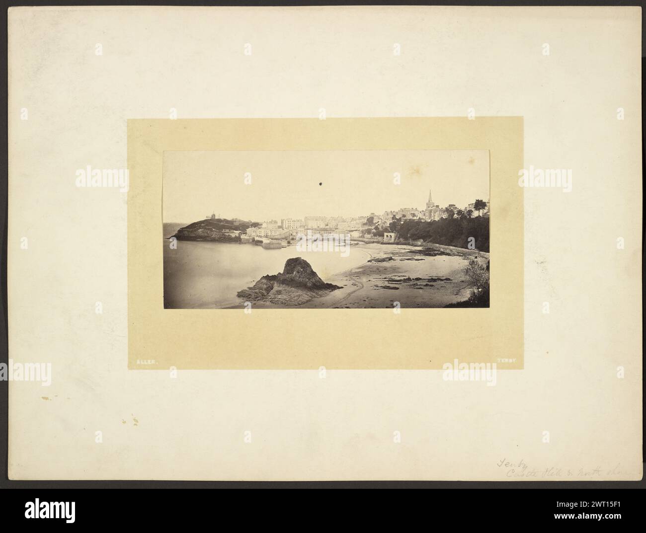 Tenby : Castle Hill et North Shore. Charles Smith Allen, photographe (britannique, 1831 - 1897) vers 1855–1890 vue d'une petite ville de l'autre côté d'une crique, avec une plage au premier plan. (Recto, monture) en bas à droite, au crayon : 'Tenby,/ Castle Hill & North Shore' (verso, monture) en haut à gauche, au crayon : 'H. Ramer' Banque D'Images