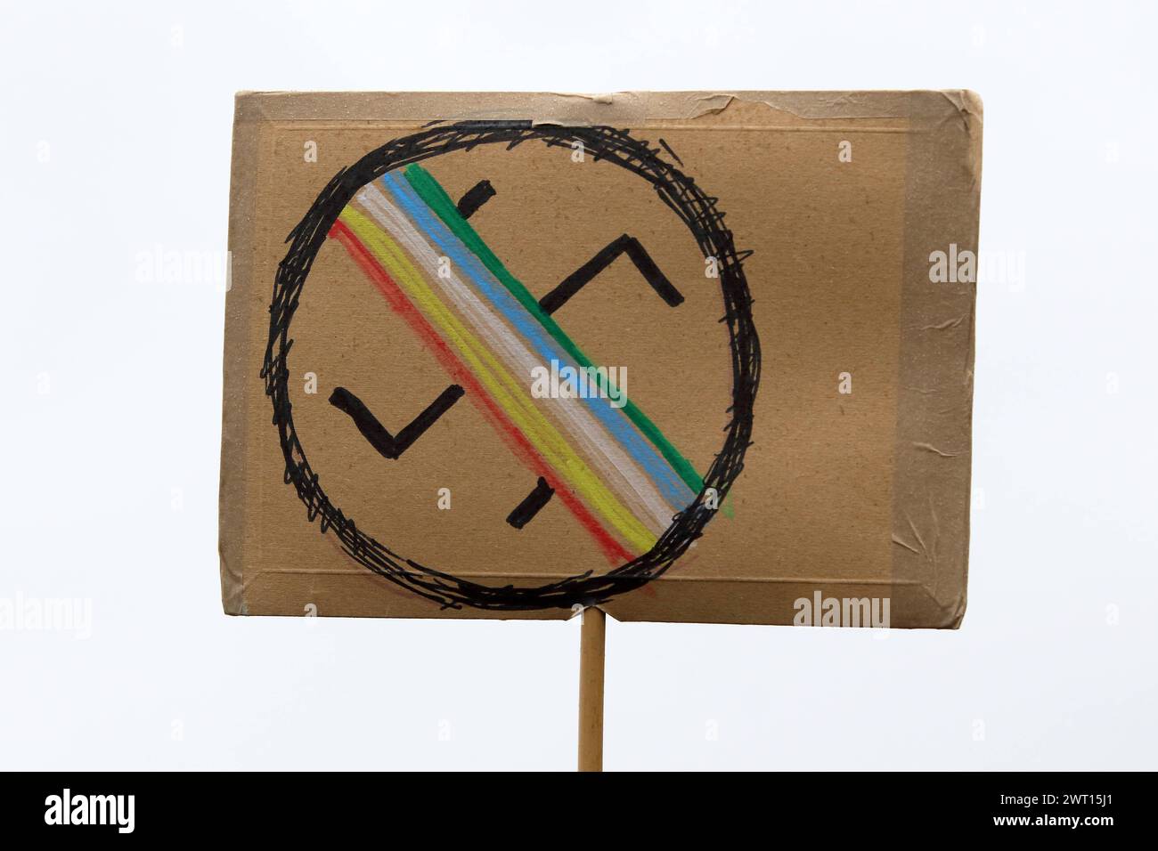 Main dans la main Kundgebung für eine offene, demokratische und vielfältige Gesellschaft in Kassel - Gegen rechten Terror in Deutschland - Deutschland, GER, DEU, Allemagne, Kassel, 03.02.2024 - Tausende Menschen demonstrieren auf dem Friedrichsplatz in der Innenstadt von Kassel gegen rechte Tendenzen in Deutschland. Hauptauslöser der zahlreichen Demonstrationen in ganz Deutschland gegen die AFD sind die Recherchen von CORRECTIV Recherchen für die Gesellschaft gemeinnützige GmbH. Demoschild : Durchgestrichenes Hakenkreuz in den Farben einer Disability Pride Flag Die fünf Farben symbolisieren die versch Banque D'Images