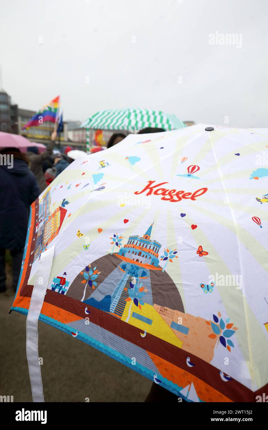 Main dans la main Kundgebung für eine offene, demokratische und vielfältige Gesellschaft in Kassel - Gegen rechten Terror in Deutschland - Deutschland, GER, DEU, Allemagne, Kassel, 03.02.2024 - Tausende Menschen demonstrieren auf dem Friedrichsplatz in der Innenstadt von Kassel gegen rechte Tendenzen in Deutschland. Hauptauslöser der zahlreichen Demonstrationen in ganz Deutschland gegen die AFD sind die Recherchen von CORRECTIV Recherchen für die Gesellschaft gemeinnützige GmbH. Demoteilnehmer trägt bunten Regenschirm mit Schriftzug Kassel, Abbildung Schmetterlinge und Abbildung des Wahrzeichens von Banque D'Images
