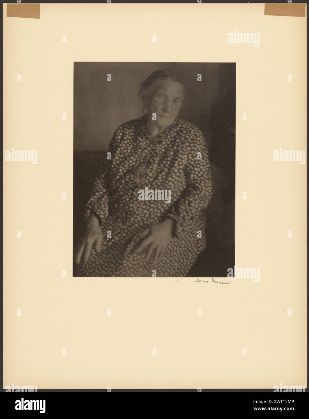Tisserand et pianiste, Ashland Kentucky. Doris Ulmann, photographe (américaine, 1882 - 1934) vers 1928–1934 Doris Ulmann a peut-être photographié cette femme en 1928 lors du premier de ses sept voyages dans le Sud avec John Jacob (« Jack ») Niles (1892-1980). Lors de ce voyage, ils passent beaucoup de temps dans le Kentucky, où il rencontre des musiciens et des folkloristes, dont Jean Thomas (1882-1982) (95.XM.26) et le violoniste James William ('Blind Bill') Day (1861-1942). Le pianiste représenté ici, était, selon les notes de Niles, lié par mariage à Day et à sa femme, Rosie Day (1877-1958), qu'Ulmann a également ph Banque D'Images