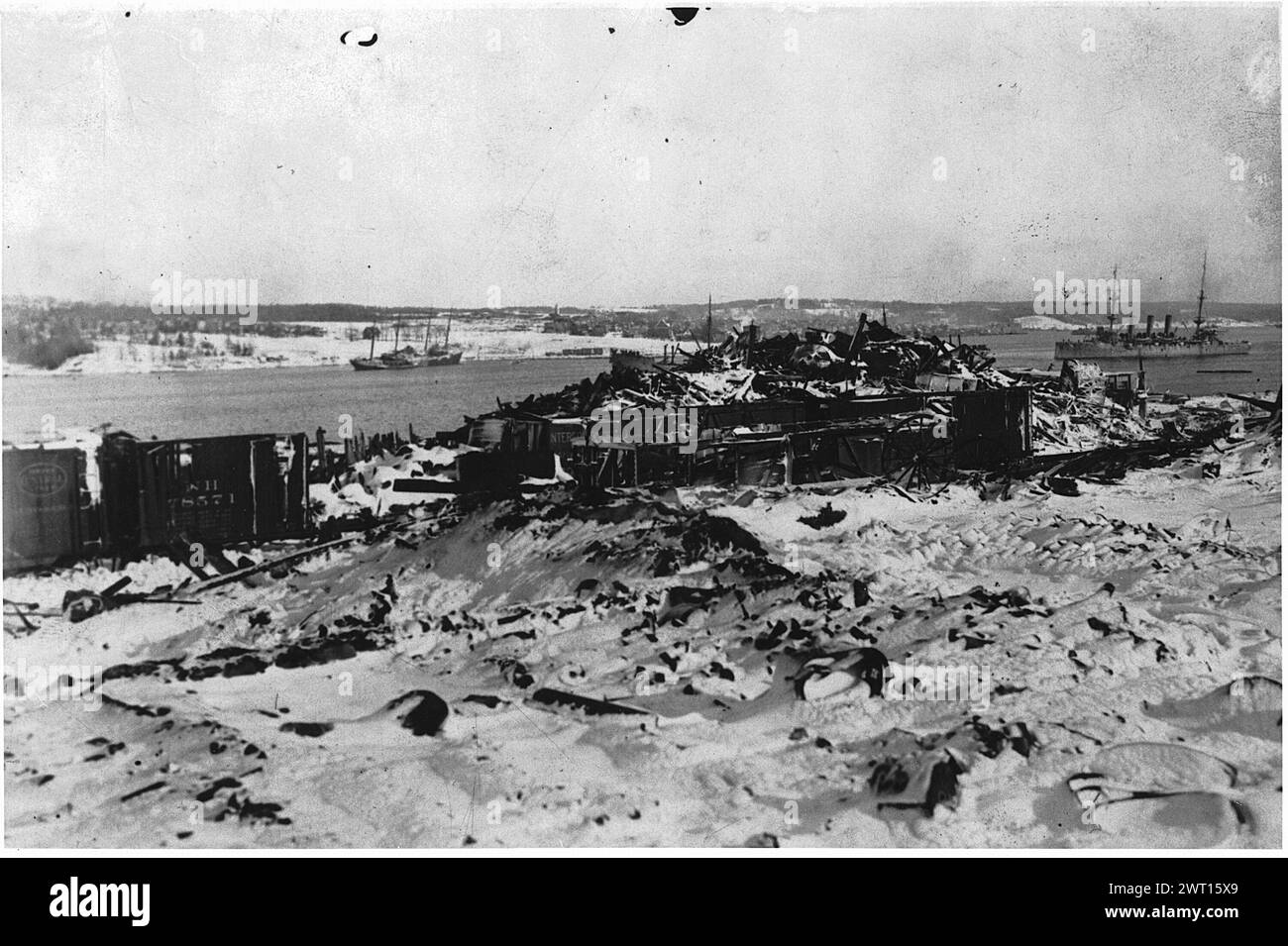 Suite à l'explosion de Halifax en 1917, débris de bâtiments et de wagons de marchandises, avec le navire 'L'IMO' à l'arrière-plan, Halifax, N.-É., Canada, décembre 1917 Banque D'Images