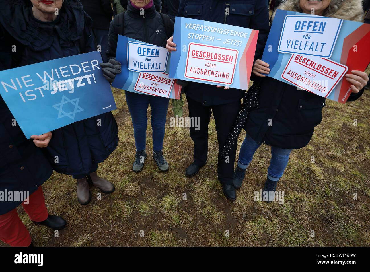 Main dans la main Kundgebung für eine offene, demokratische und vielfältige Gesellschaft in Kassel - Gegen rechten Terror in Deutschland - Deutschland, GER, DEU, Allemagne, Kassel, 03.02.2024 - Tausende Menschen demonstrieren auf dem Friedrichsplatz in der Innenstadt von Kassel gegen rechte Tendenzen in Deutschland. Hauptauslöser der zahlreichen Demonstrationen in ganz Deutschland gegen die AFD sind die Recherchen von CORRECTIV Recherchen für die Gesellschaft gemeinnützige GmbH. Demoschild : nie WIEDER IST JETZT - Abbildung : Davidstern - Demoschild : OFFEN für VIELFALT - GESCHLOSSEN GEGEN AUSGRENZUNG - Banque D'Images