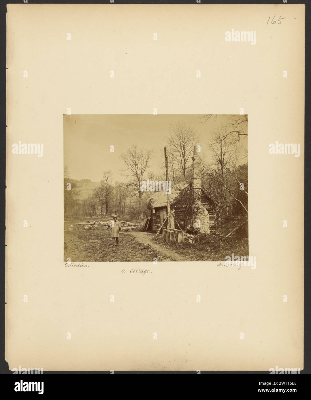 Un Cottage. Alfred Rosling, photographe (britannique, 1802 - 1880s) 1854–1856 Un homme avec une hache sur l'épaule marche près d'un chalet avec un toit de chaume et une cheminée en briques. (Recto, monture) en haut à droite, au crayon : '165' ; en bas à gauche, à l'encre noire : 'Collodion' ; en bas au centre, à l'encre noire : 'a Cottage' ; en bas à droite, à l'encre noire : 'A. Rosling' ; (verso, monture) en bas à gauche, au crayon : 'A15.122'; Banque D'Images