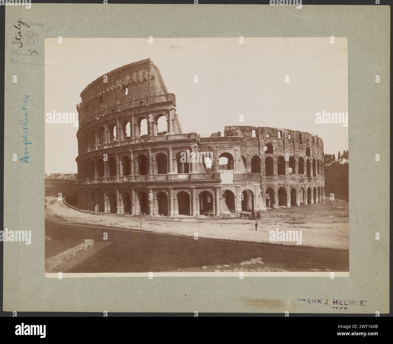 Roma. Il Colosseo. Giorgio Sommer, photographe (italien, né en Allemagne, 1834 - 1914) 1870–1890 le Colisée romain, les ruines d'un ancien stade. (Recto, monture) en haut à gauche, à l'encre noire : 'Italy' [latéralement] en haut à gauche, au crayon : 'm' au centre à gauche, au crayon bleu : 'amphithéâtres' [latéralement] Banque D'Images