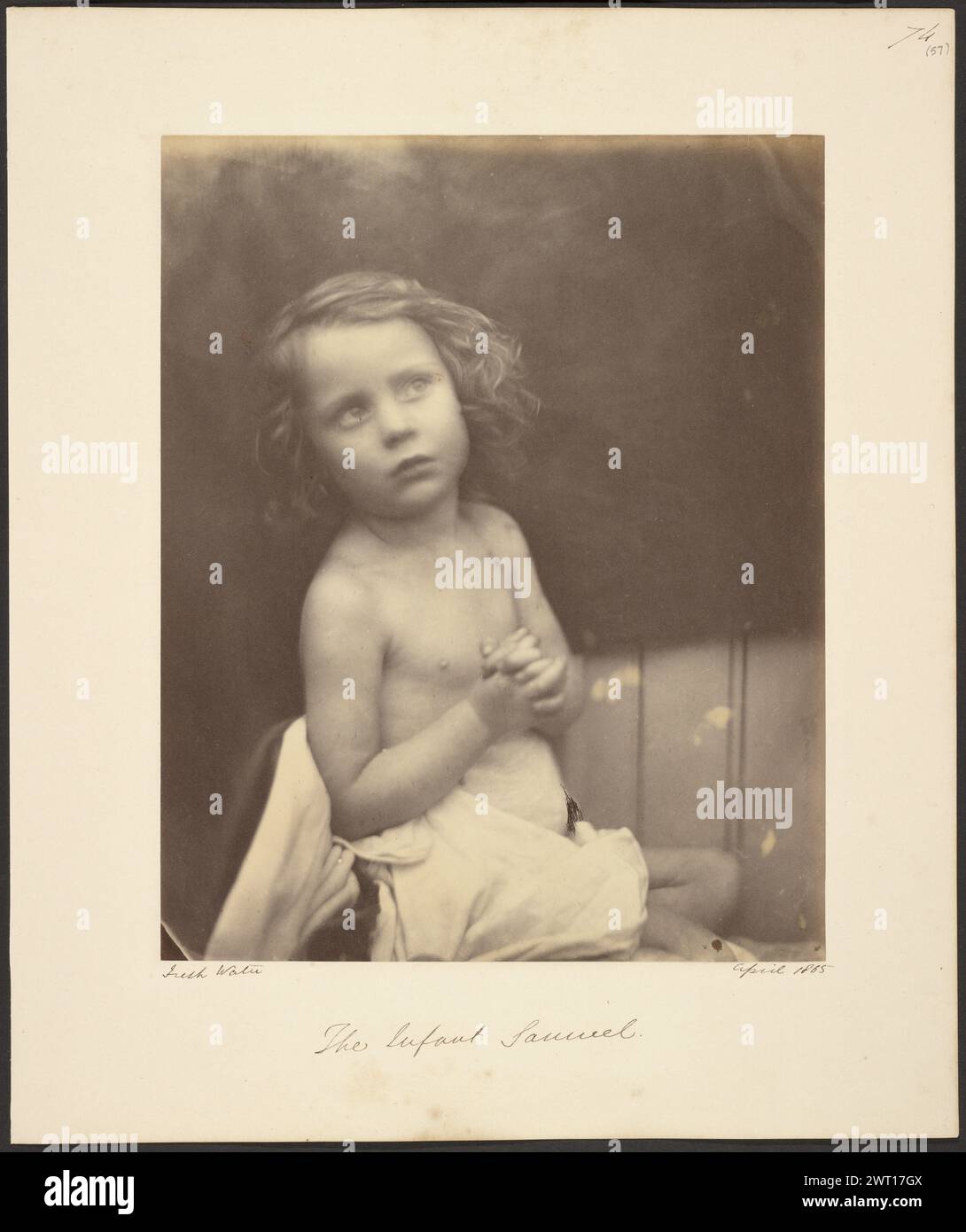 L'enfant Samuel. Julia Margaret Cameron, photographe (britannique, née en Inde, 1815 - 1879) avril 1865 dans The History of Our Lord tel qu'illustré dans Works of Art (1864), Anna Jameson décrit le caractère de Samuel dans l'ancien Testament comme un sujet « capable de beaucoup de beauté, mais [il] a à peine trouvé son chemin dans la catégorie de l’Art propre. » Elle remarque en outre que « la pieuse obéissance qui a marqué la vie de Samuel est magnifiquement indiquée dans l’action de l’enfant ». Dans l'enfant Samuel Julia Margaret Cameron emploie Freddy Gould (né en 1861, date de décès inconnue), le fils d'un pêcheur local qui al Banque D'Images