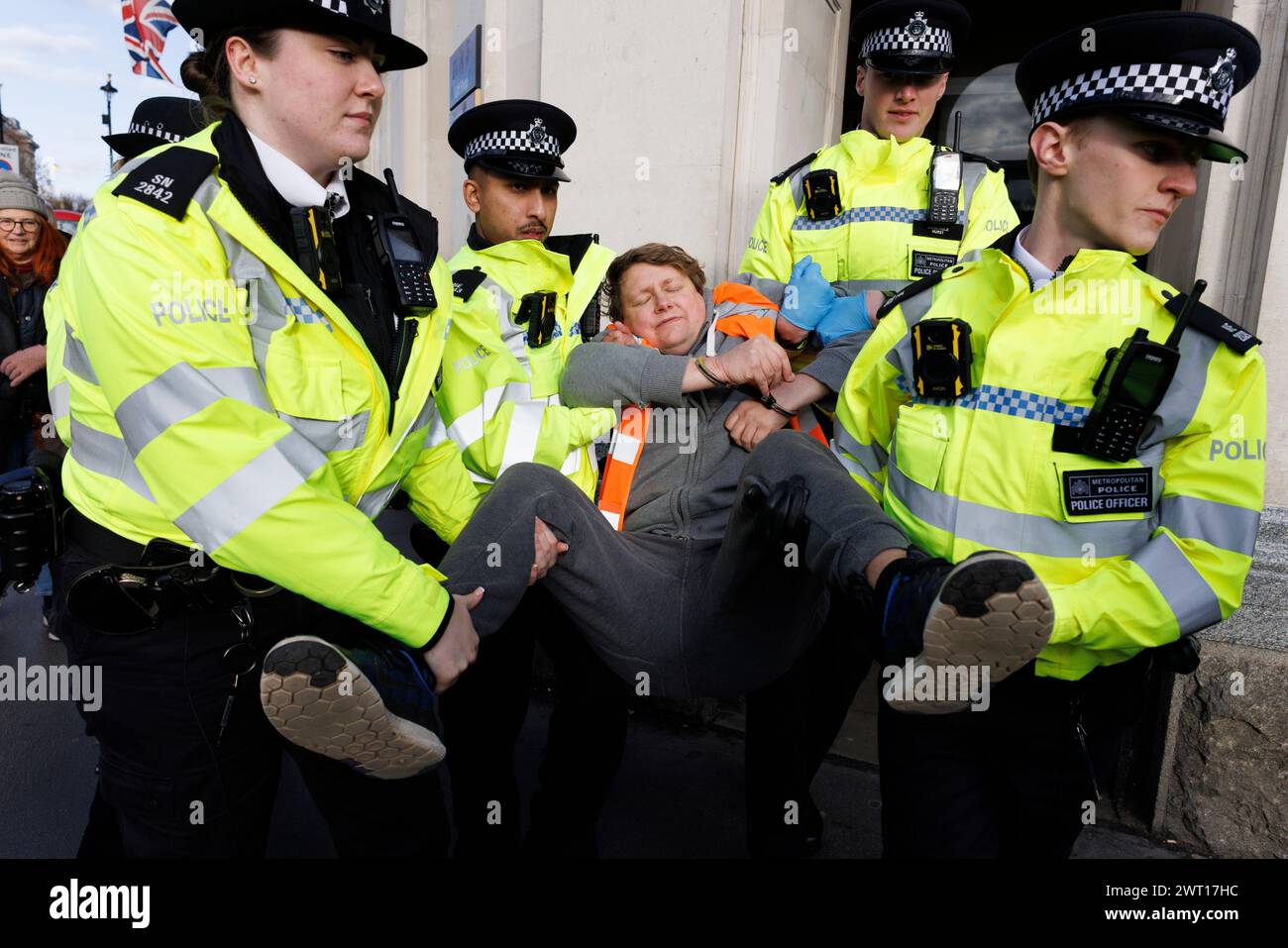 24 novembre 2023. Whitehall, Londres, Royaume-Uni. Arrestations de manifestants de Just Stop Oil. Les manifestants ont été emmenés hors de la route moins d'une minute après avoir quitté le trottoir. Banque D'Images