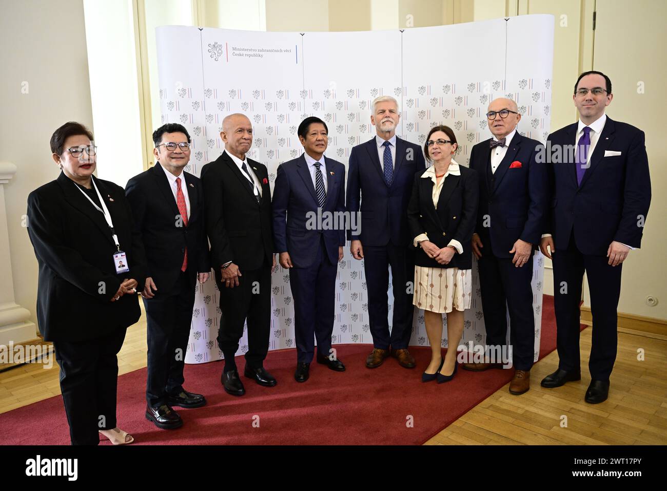 Prague, République tchèque. 15 mars 2024. Chef de la Chambre de commerce et d'industrie philippine Eunina Mangio (à gauche), président philippin Ferdinand 'Bongbong' Marcos (quatrième à partir de la gauche), président tchèque Petr Pavel (quatrième à partir de la droite), vice-présidente de la Confédération de l'industrie de la République tchèque Milena Jaburkova (troisième à partir de la droite) et le vice-ministre tchèque des Affaires étrangères Jan Marian (à droite) au Forum des Affaires tchéco-philippines à Prague, en République tchèque, le 15 mars 2024. Crédit : Roman Vondrous/CTK photo/Alamy Live News Banque D'Images