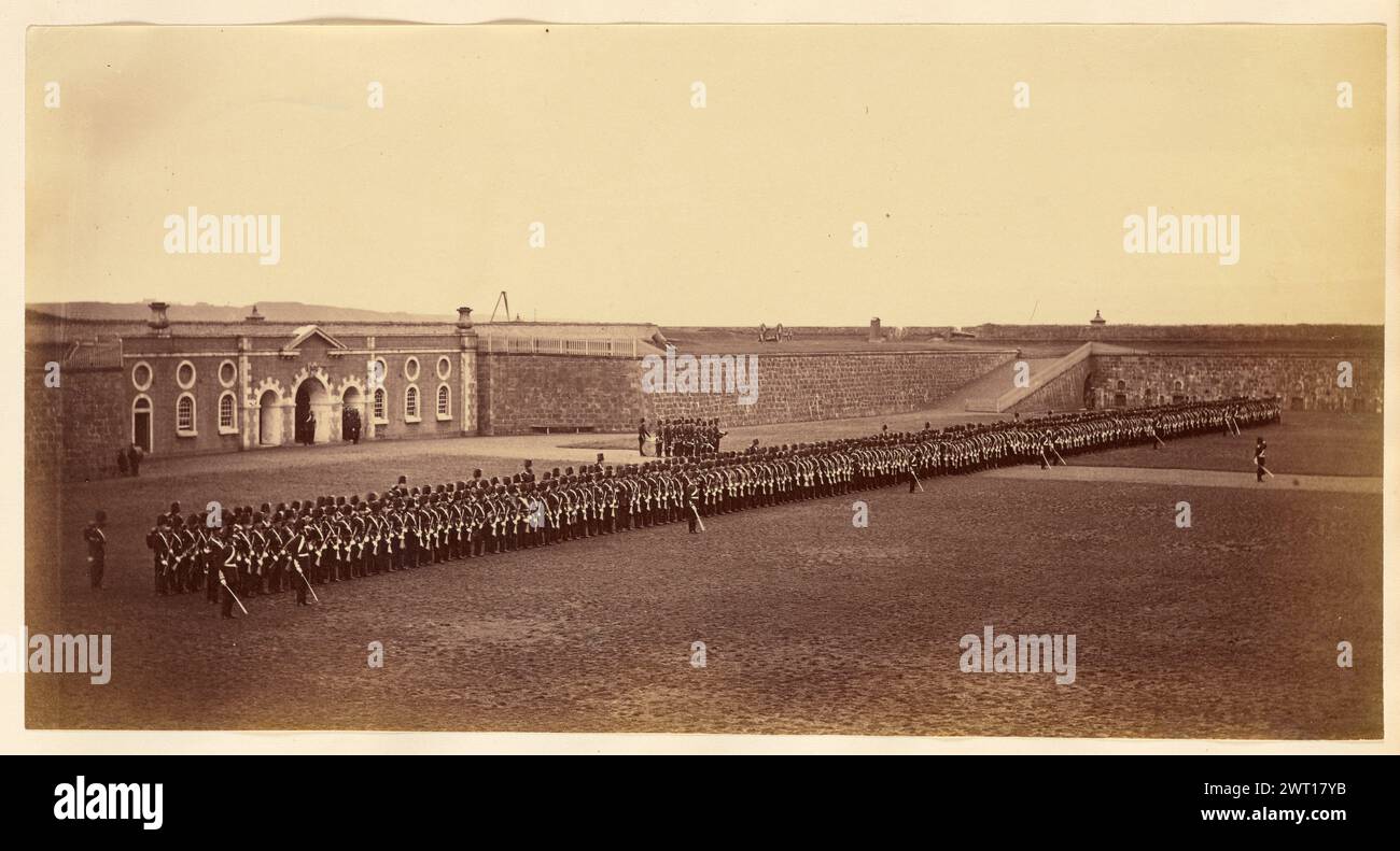 Fifeshire milice en formation. Peut-être Thomas Rodger, photographe (écossais, 1832 - 1883) vers 1870–1871 Une vue lointaine de la milice de Fifeshire en formation. Les hommes sont debout en deux longues rangées dehors. Les hommes tiennent des fusils. Quelques hommes se tiennent debout à l'extérieur de la formation tenant des épées. (Verso, monture) en haut à droite, crayon : '25'; Banque D'Images