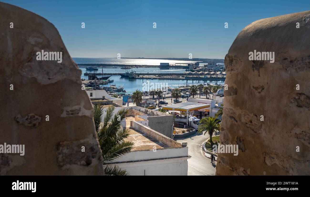 Vue au sud du toit de la Skifa el Kahla à la mosquée Sidi Mitr et le port de pêche et le port de Mahdia, Tunisie Banque D'Images