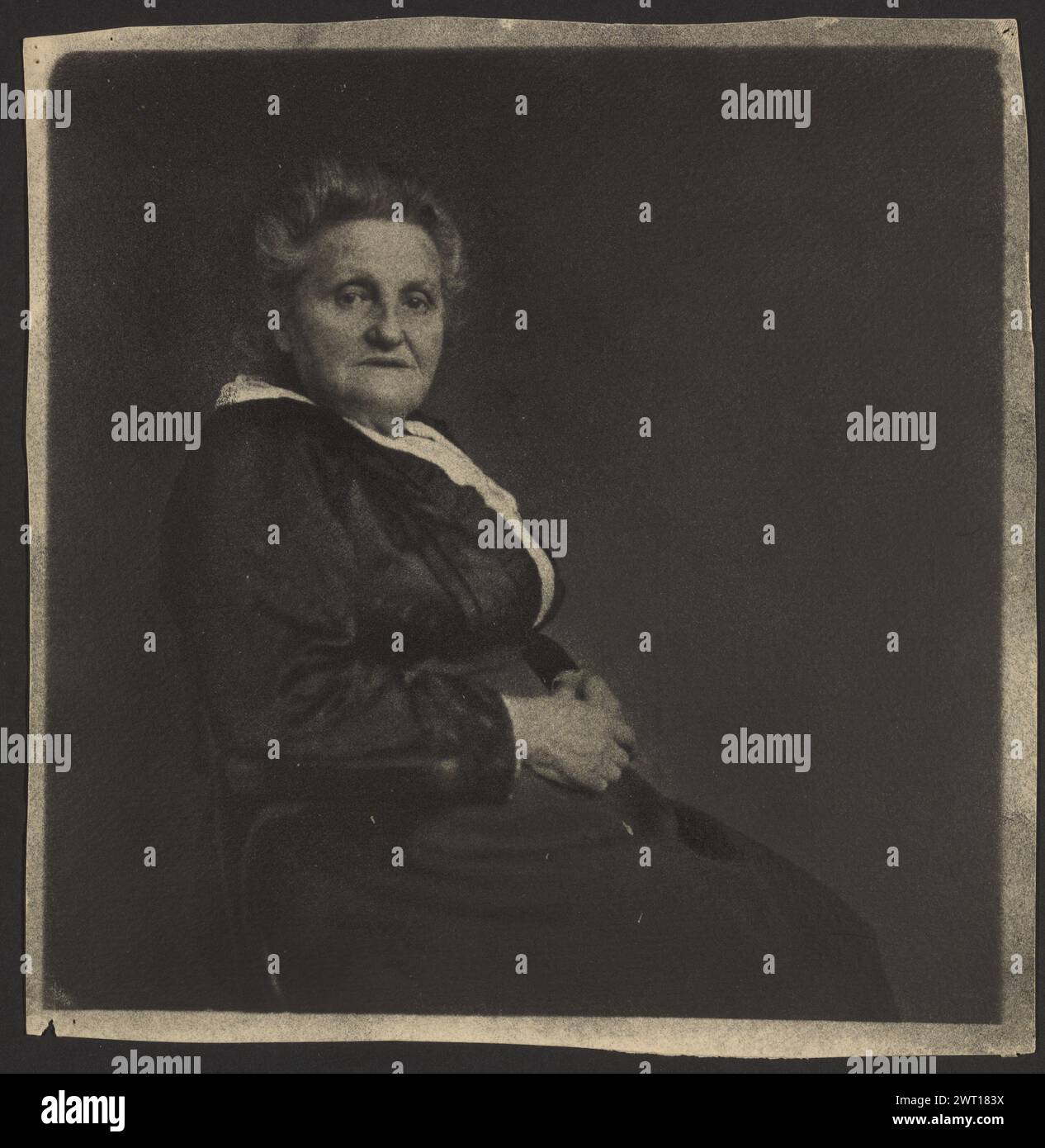 Portrait d'une femme âgée. Günther Krampf, photographe (autrichien, 1899 - 1950) vers 1915–1920 Portrait d'une femme âgée, assise. Elle porte une robe sombre et a les mains pliées sur ses genoux. (Verso, impression) en bas à droite, crayon : '[illeg]/Krampf'; Banque D'Images