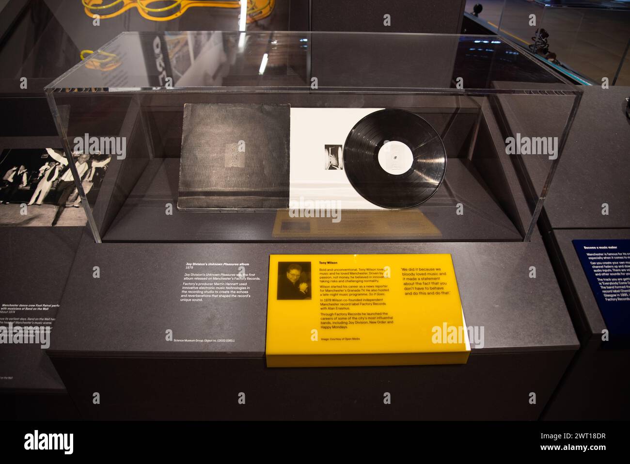 Une exposition montrant Joy divisions, album 'Unknown Pleasures', Science and Industry Museum, Manchester, Angleterre, Royaume-Uni Banque D'Images