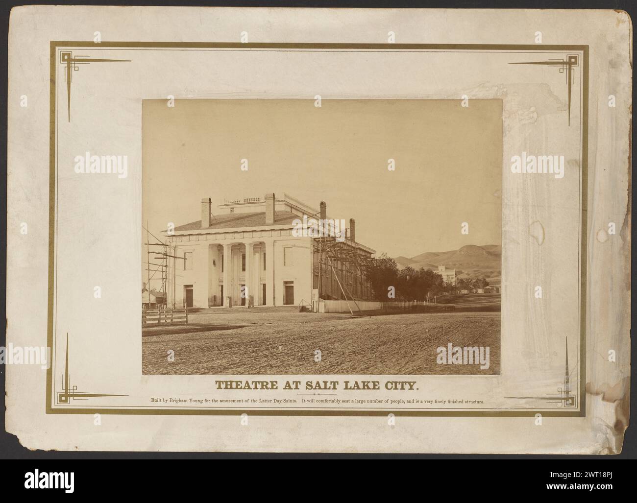 Théâtre à Salt Lake City. Construit par Brigham Young pour l'amusement des Saints des derniers jours.... A.J. Russell, photographe (américain, 1830 - 1902) 1868 Grand bâtiment rectangulaire en construction. (Verso, monture) en haut à gauche, au crayon : '4119/ A.J. Russell/ (Junk)' ; en haut à droite, au crayon : '500-/ 800'; Banque D'Images