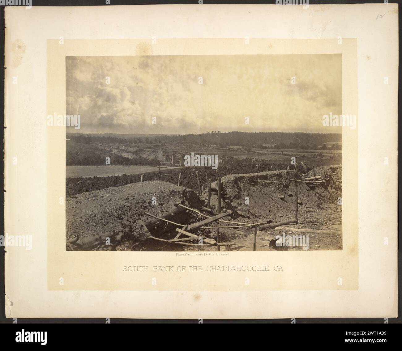 South Bank of the Chattahoochie, Géorgie. George N. Barnard, photographe (américain, 1819 - 1902) négatif vers 1865, tirage 1866 (recto, monture) inscrit au crayon, dans le coin supérieur droit : '52' Banque D'Images
