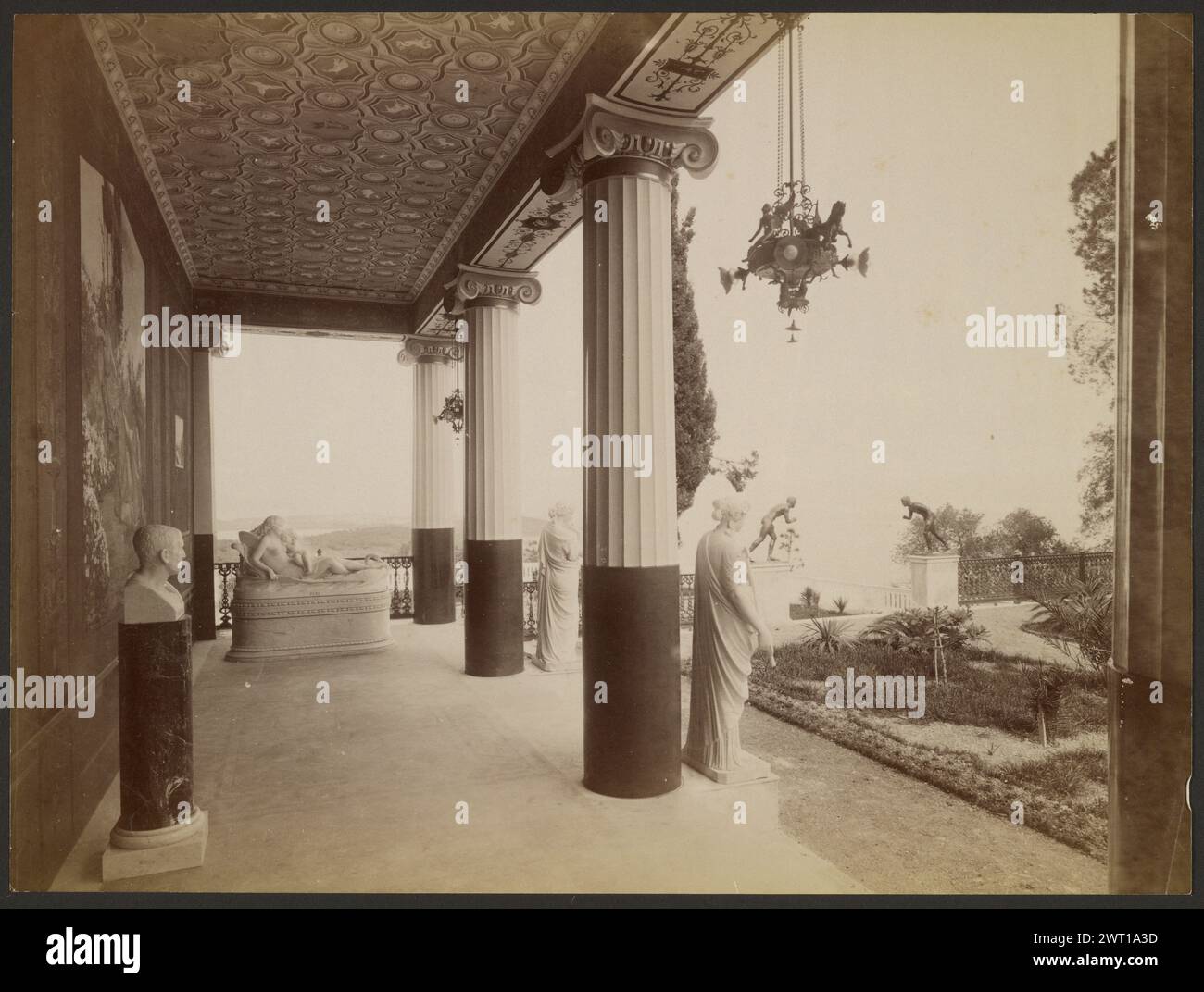 Palais Achilleion à Corfou. B. Borri e figlio, photographe (italien, fondé en 1869, dissous en 1944) vers 1890 regardant vers le bas une loggia au palais Achilleion à Corfou vers l'océan. Au bout de la terrasse se trouve une statue d'une femme couchée. Sur la gauche se trouve un buste sur un socle en marbre foncé. Courant le long de l'avant des colonnes sont des statues de femmes en vêtements grecs classiques. (Verso, impression) en bas à droite, au crayon : 'Corfu'; Banque D'Images