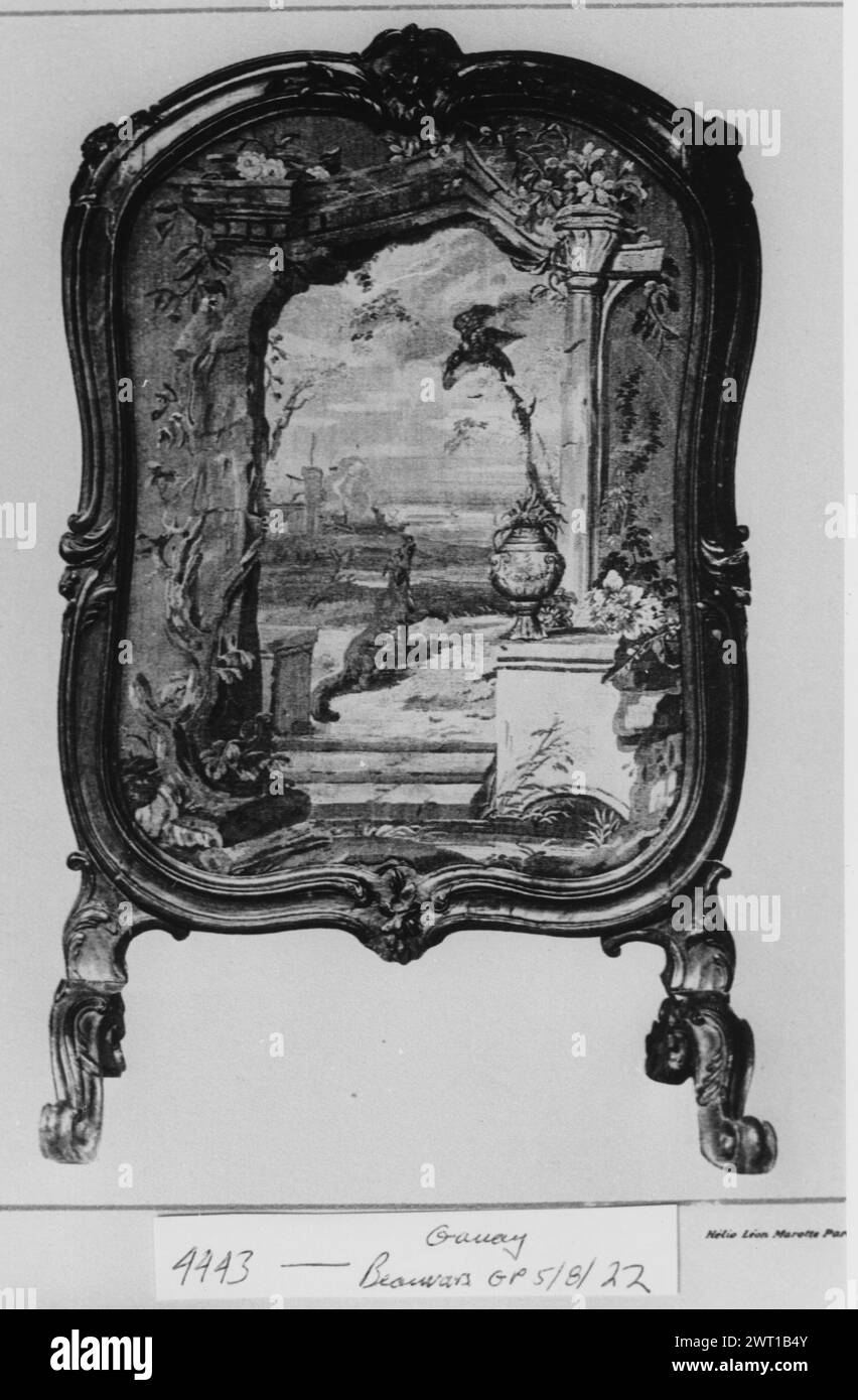 Fox et le corbeau. Oudry, Jean-Baptiste (français, 1686-1755) (auteur du dessin) [peintre] c. 1720-1750 tapisserie dimensions : H 0,99 x l 0,62 m tapisserie matériaux/techniques : inconnue culture : Centre de tissage français : Beauvais histoire de propriété : Mme. la marquise de Ganay coll., née Ridgway. Galerie Georges petit, 5/8-10/1922, Paris, lot 254. Scène encadrée par un portique classique avec des vases de fleurs et d'autres plantes sauvages : renard rusé, essayant de faire du fromage en bec d'oie, demande à ce dernier de chanter la tapisserie est montée sur un pare-feu dans le style rococo. La composition a été inspirée par Jean de la Fo Banque D'Images