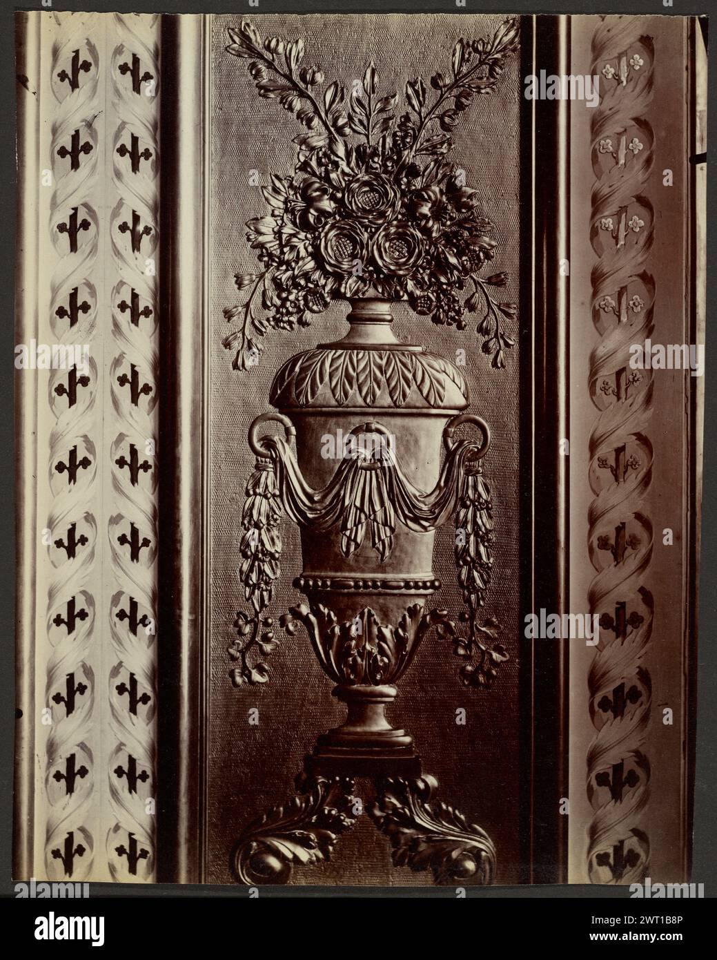 Hôtel de Lauzun. Eugène Atget, photographe (français, 1857 - 1927) 1905 détail d'un panneau de porte intérieur en bois sculpté avec une scène florale décorative. (Verso, estampe) au crayon dans la main de l'artiste : titré et numéroté '4976'; Banque D'Images