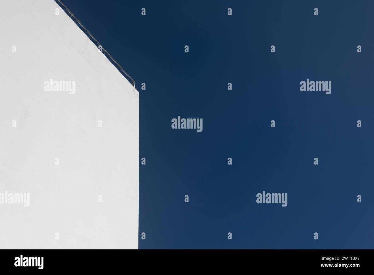 mur blanc moderne avec fond de ciel bleu Banque D'Images