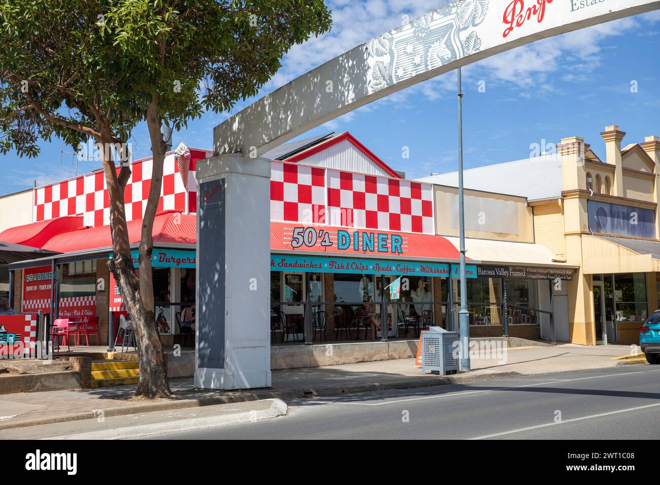 Voûte de route sponsorisée par Penfolds Wines à l'entrée du centre-ville de Tanunda dans la vallée de Barossa, Australie du Sud, 2024 Banque D'Images