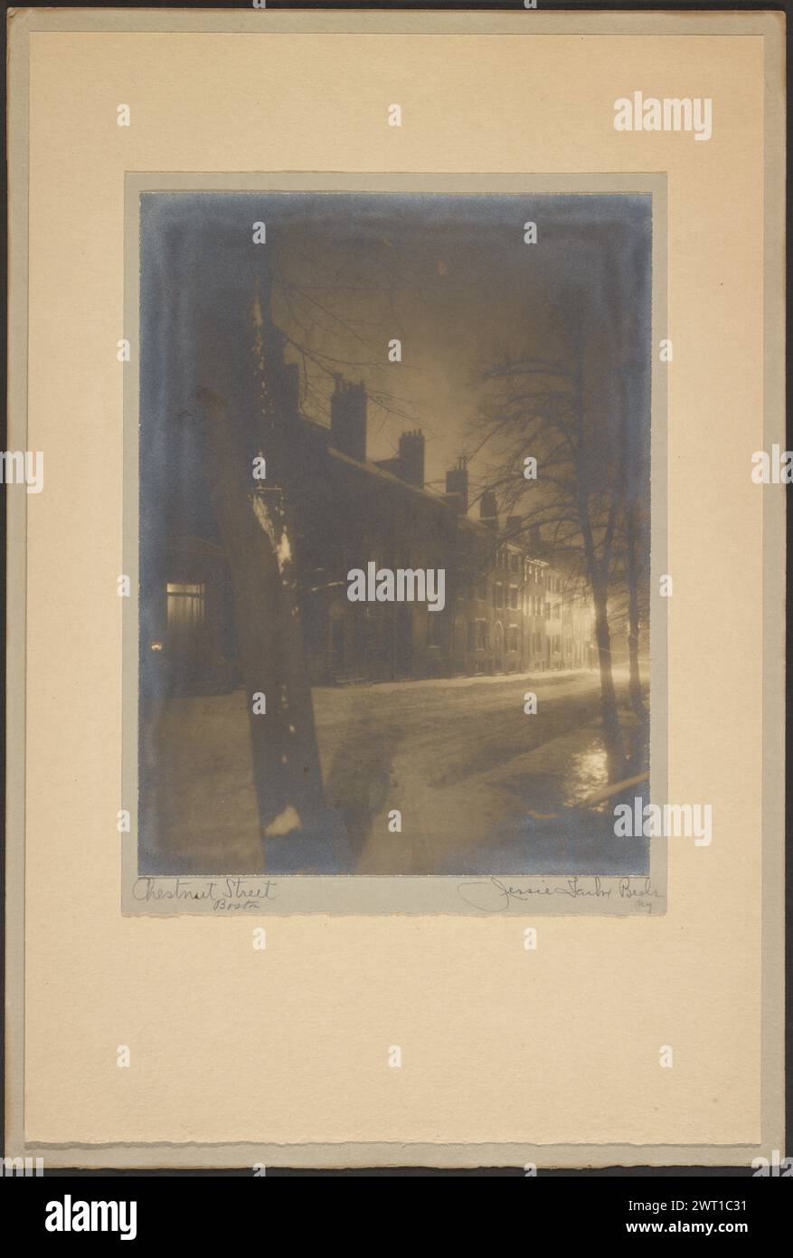 Chestnut Street, Boston. Jessie Tarbox Beals, photographe (américaine, née au Canada, 1870 - 1942) 1905–1920 vue nocturne d'une banque de rowhouses sur une rue enneigée. (Recto, monture) en bas à gauche, au crayon dans la main de l'artiste : 'Chestnut Street/ Boston' Banque D'Images