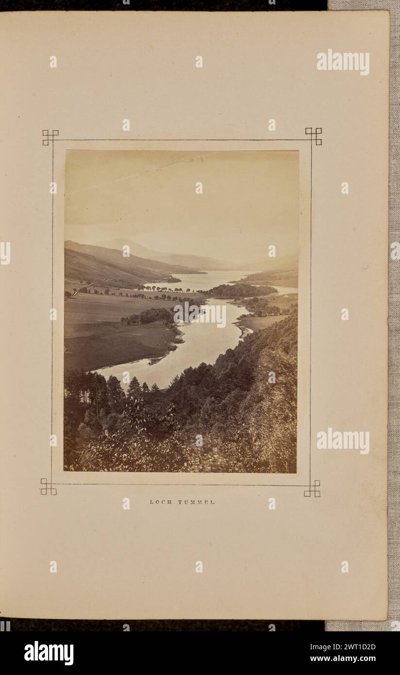 Loch Tummel. George Washington Wilson, photographe (écossais, 1823 - 1893) 1868 vue surélevée du Loch Tummel et du paysage environnant, qui présente des bois denses sur la rive au premier plan. (Recto, monture) centre inférieur, typographie à l'encre noire : 'LOCH TUMMEL'. Banque D'Images